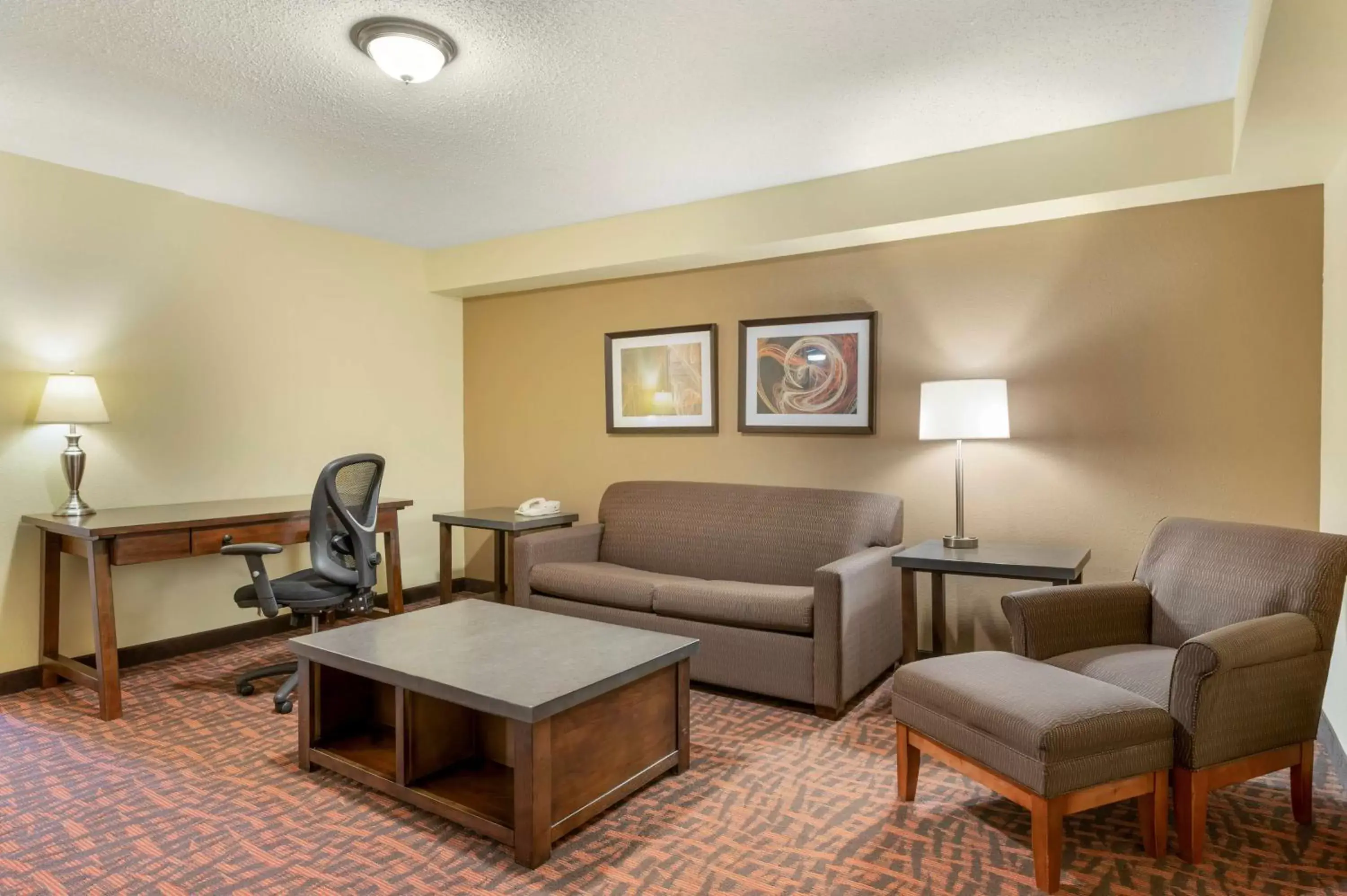 Bedroom, Seating Area in Best Western Louisville East Inn & Suites