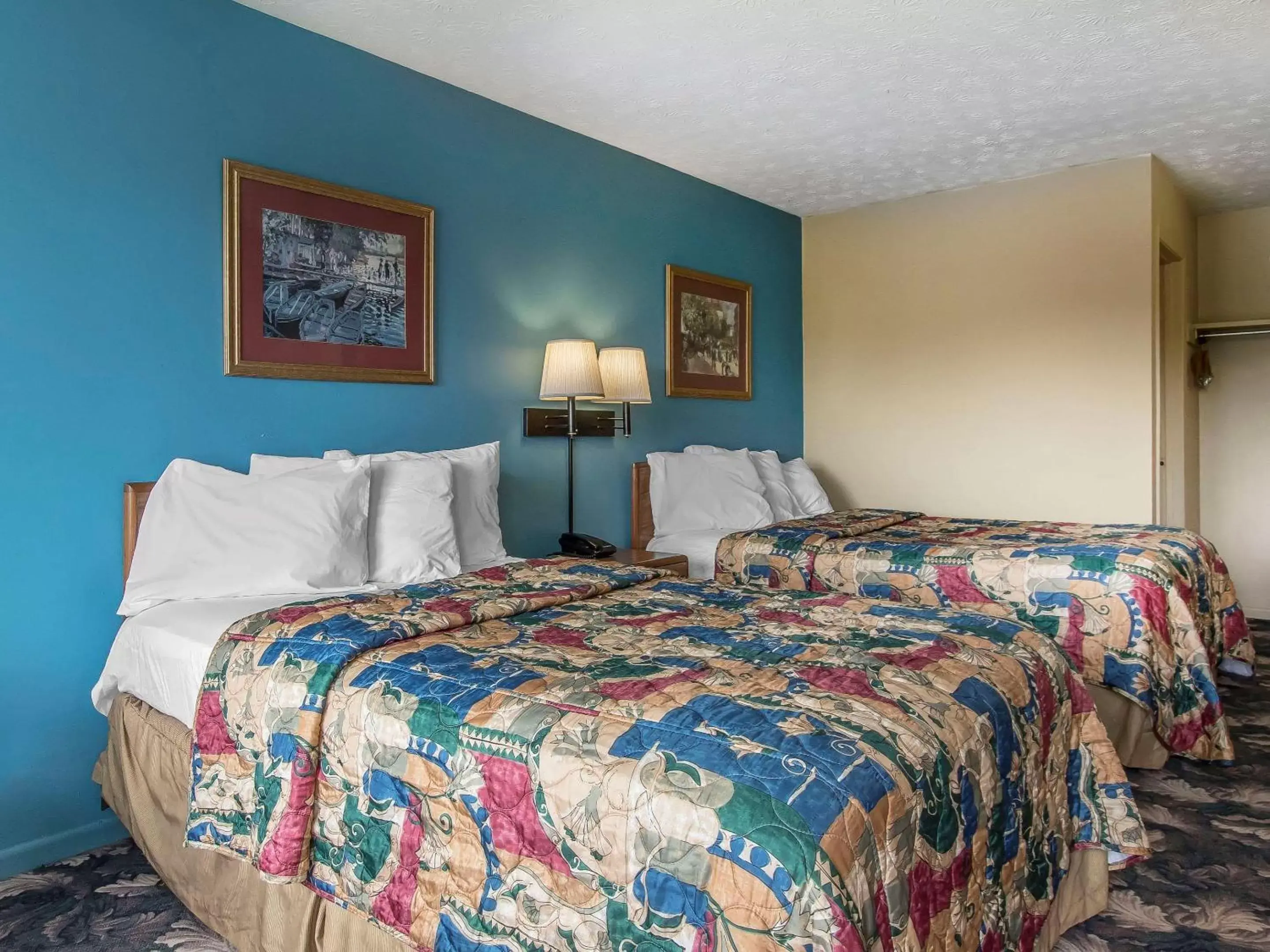 Photo of the whole room, Bed in Rodeway Inn Jackson