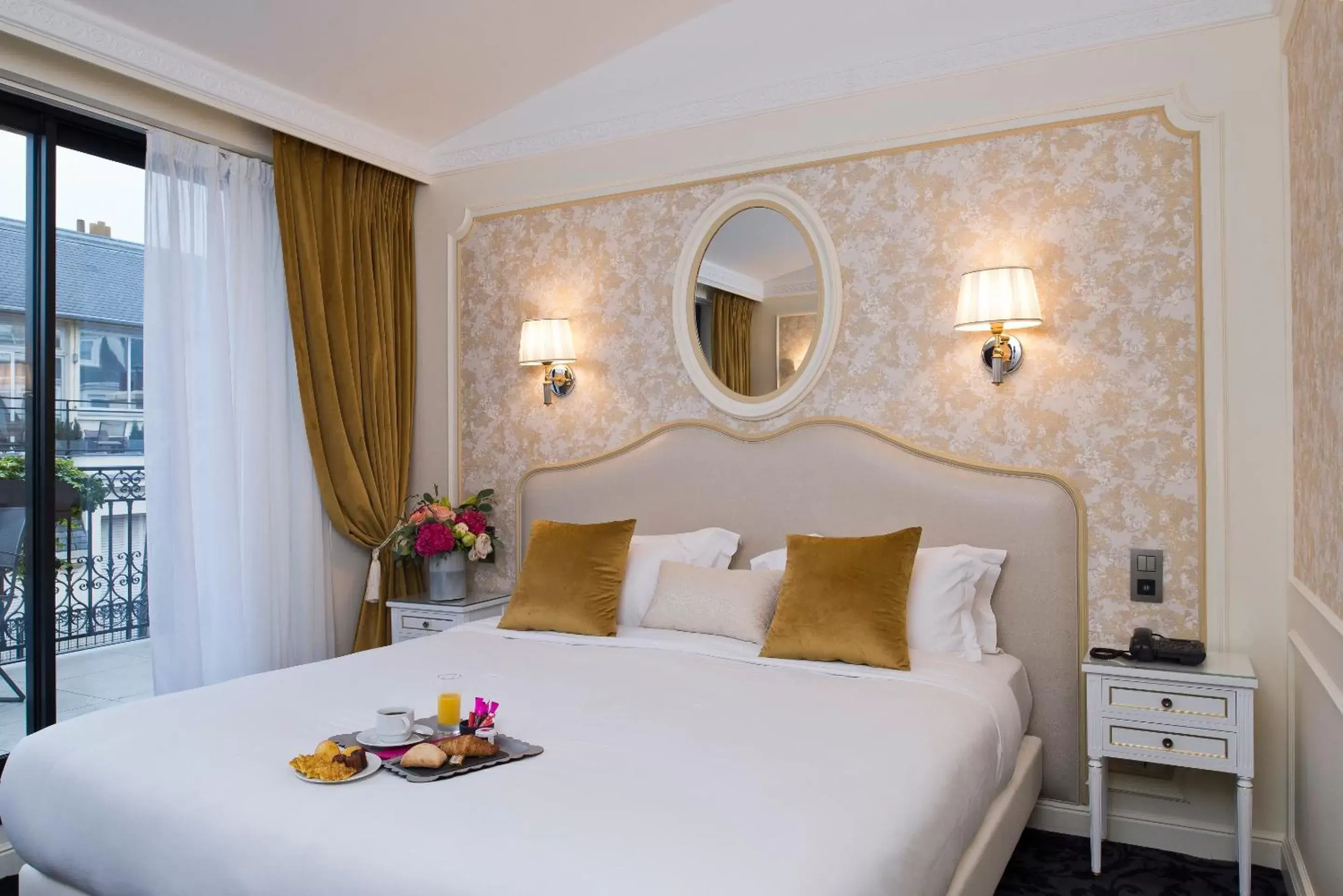 Patio, Bed in Hôtel Saint-Pétersbourg Opéra & Spa