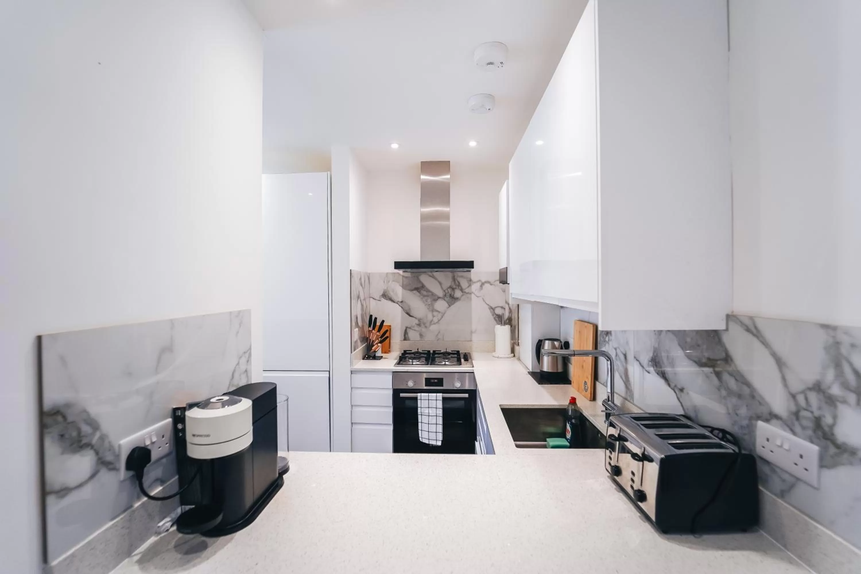 Coffee/tea facilities, Kitchen/Kitchenette in The Avonmore Olympia