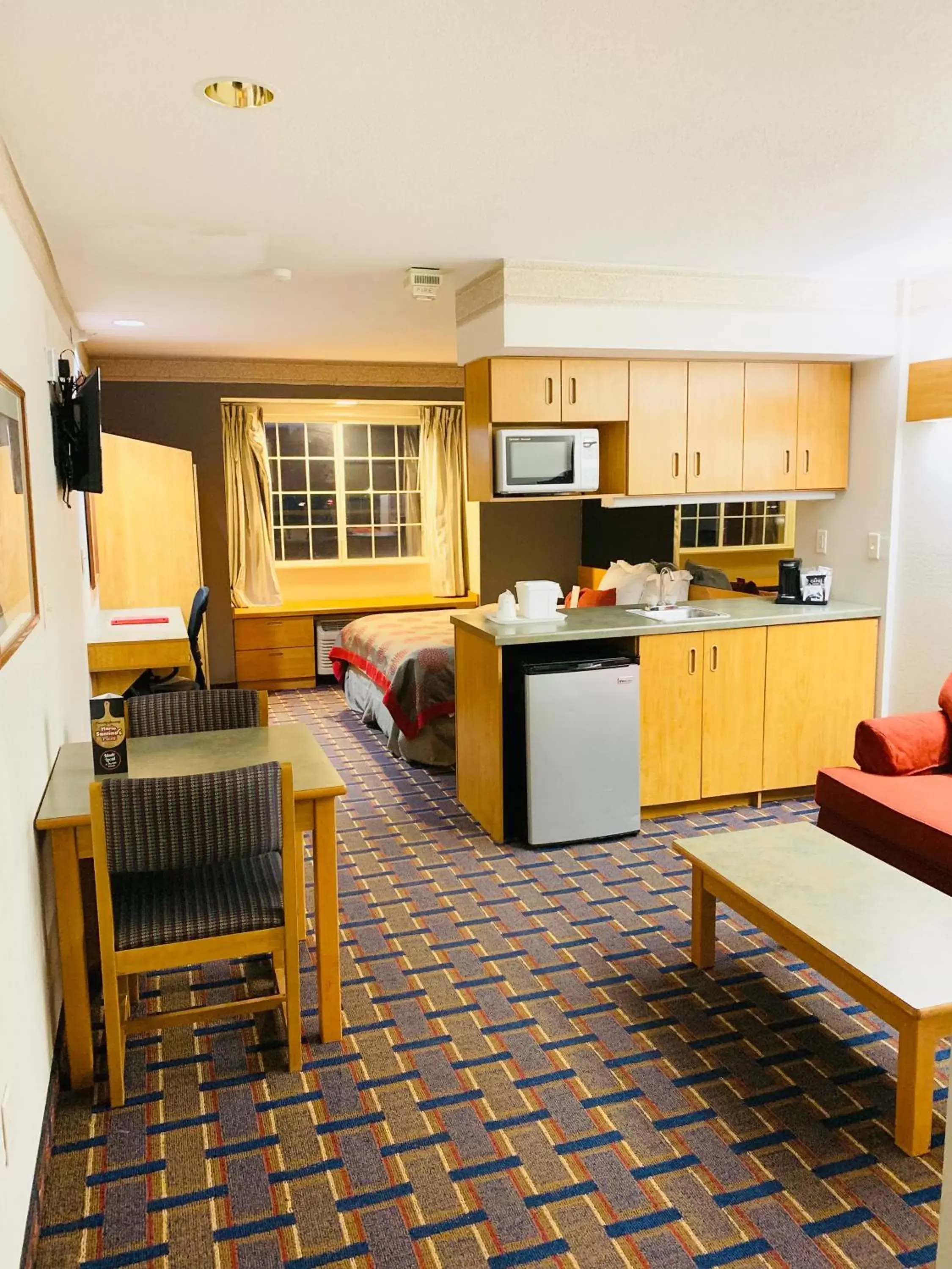 Kitchen or kitchenette, Kitchen/Kitchenette in Ramada Limited and Suites Bloomington