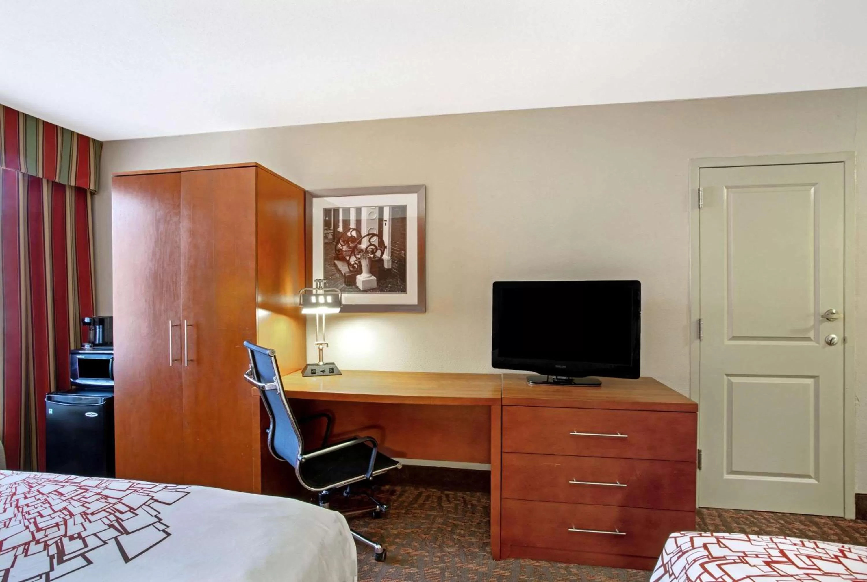 Photo of the whole room, Bed in La Quinta by Wyndham Williamsburg Historic Area