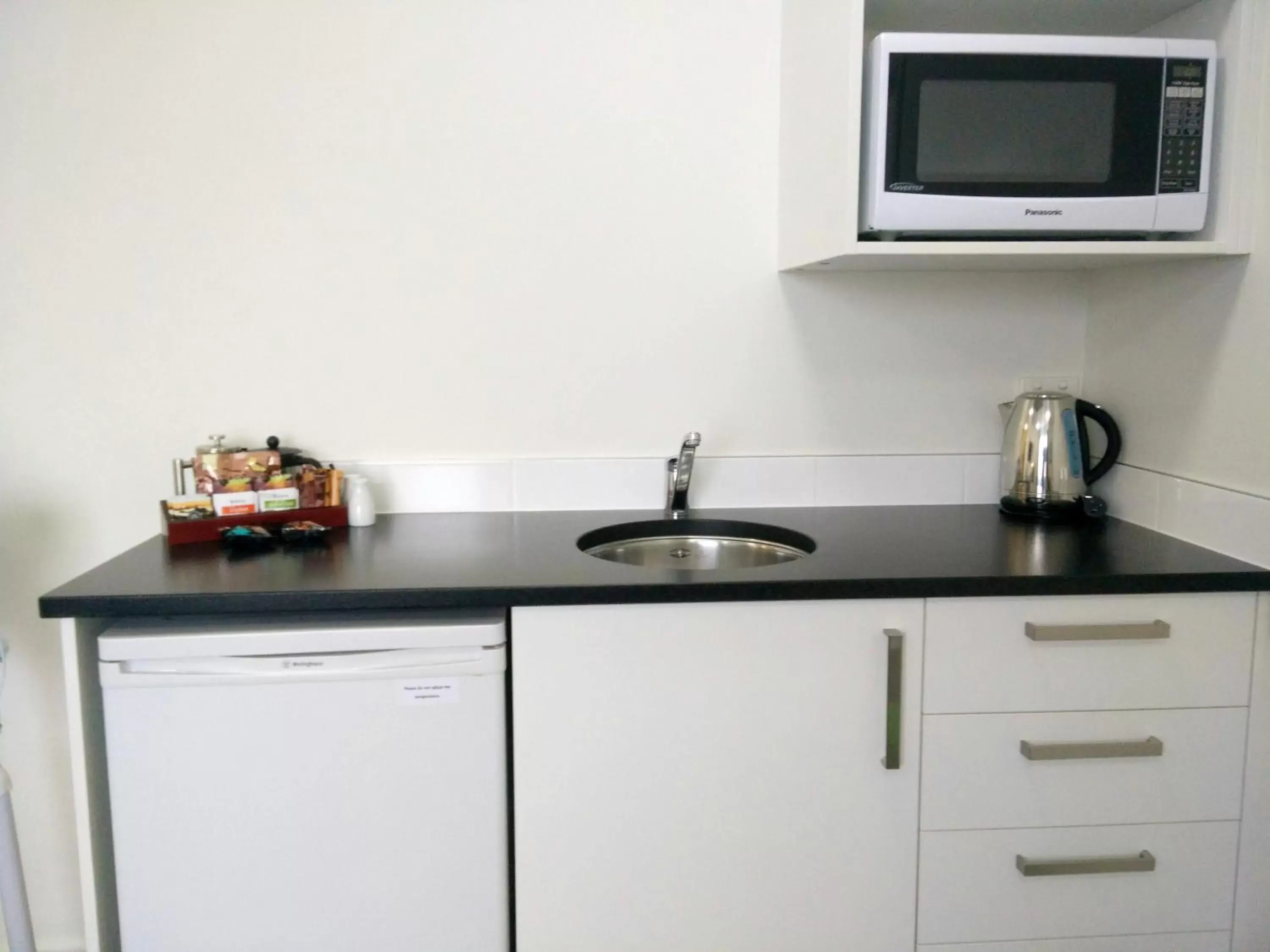 Kitchen or kitchenette, Kitchen/Kitchenette in Airport Palms Motel