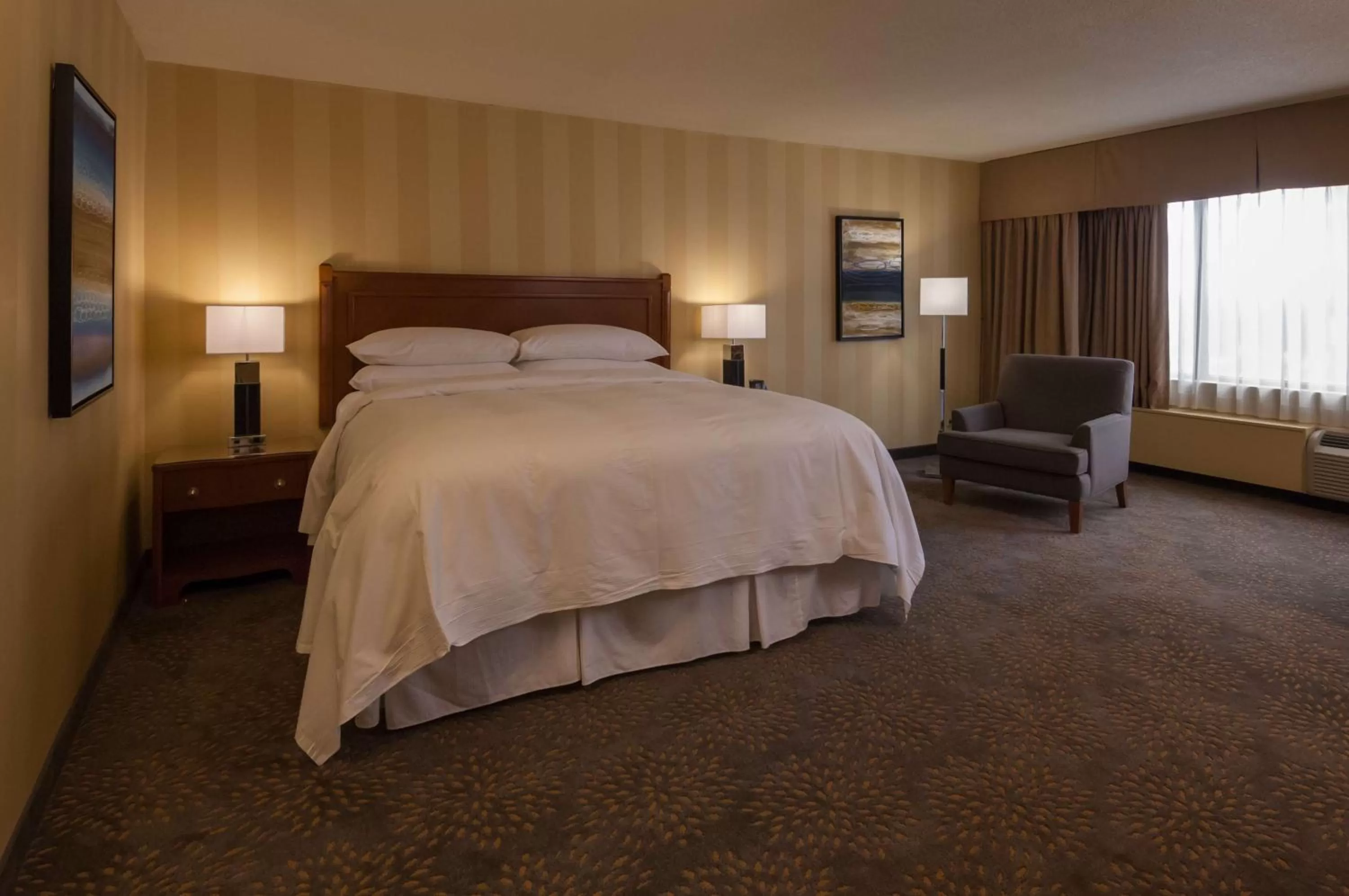 Living room, Bed in Doubletree by Hilton London