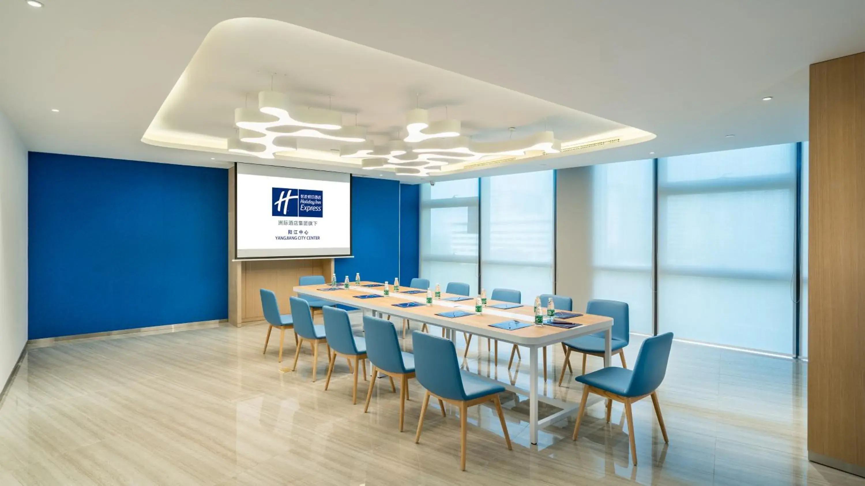 Meeting/conference room in Holiday Inn Express Yangjiang City Center, an IHG Hotel