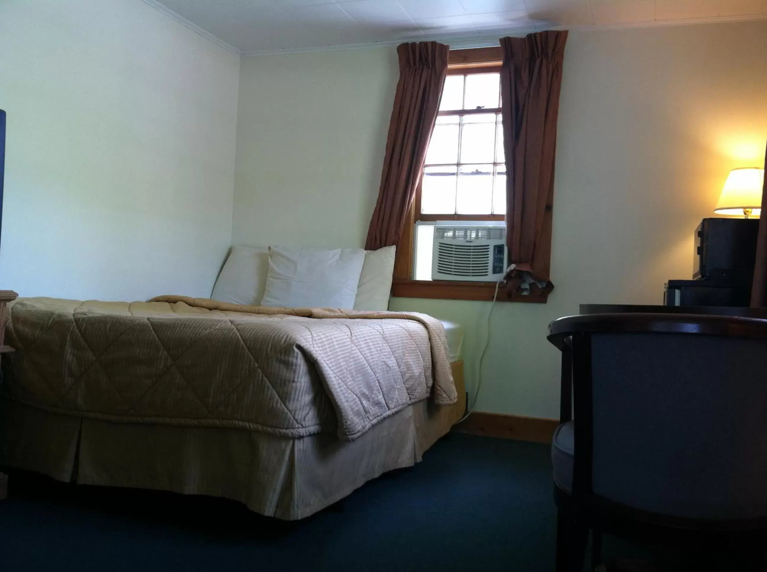 Bed in Franconia Notch Motel