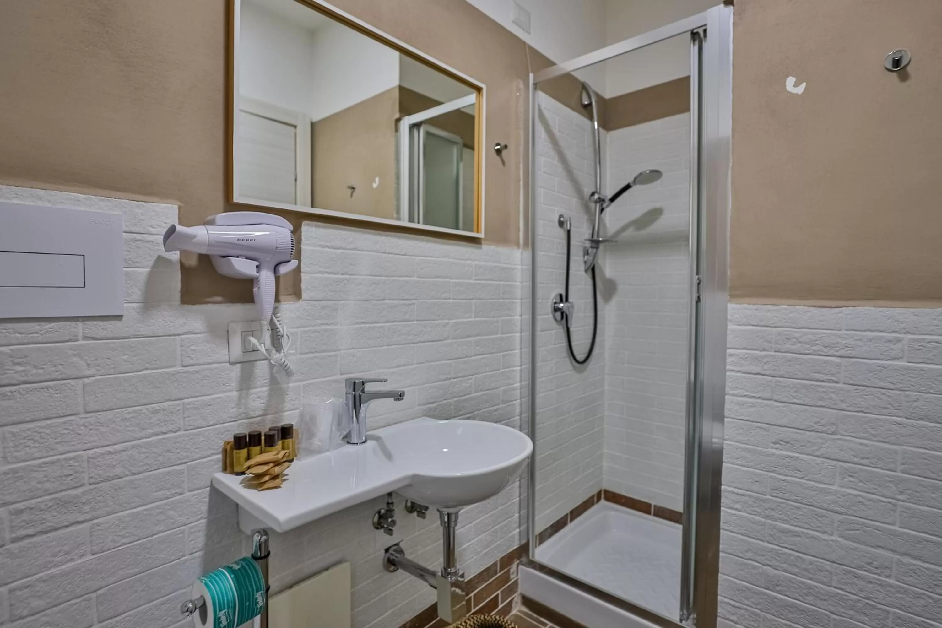 Shower in Il Pineto Paestum Food & Rooms