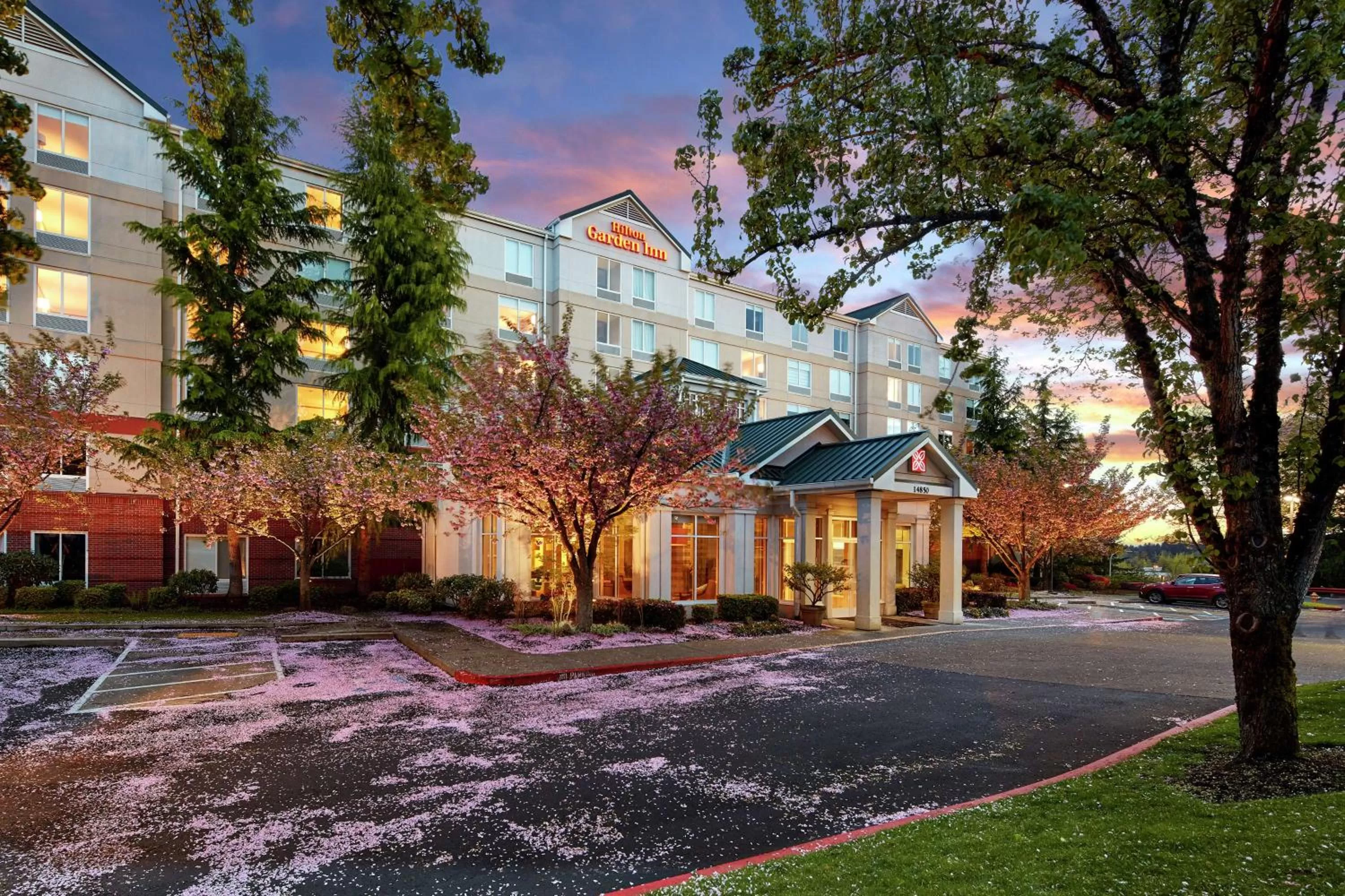 Property building in Hilton Garden Inn Portland Lake Oswego