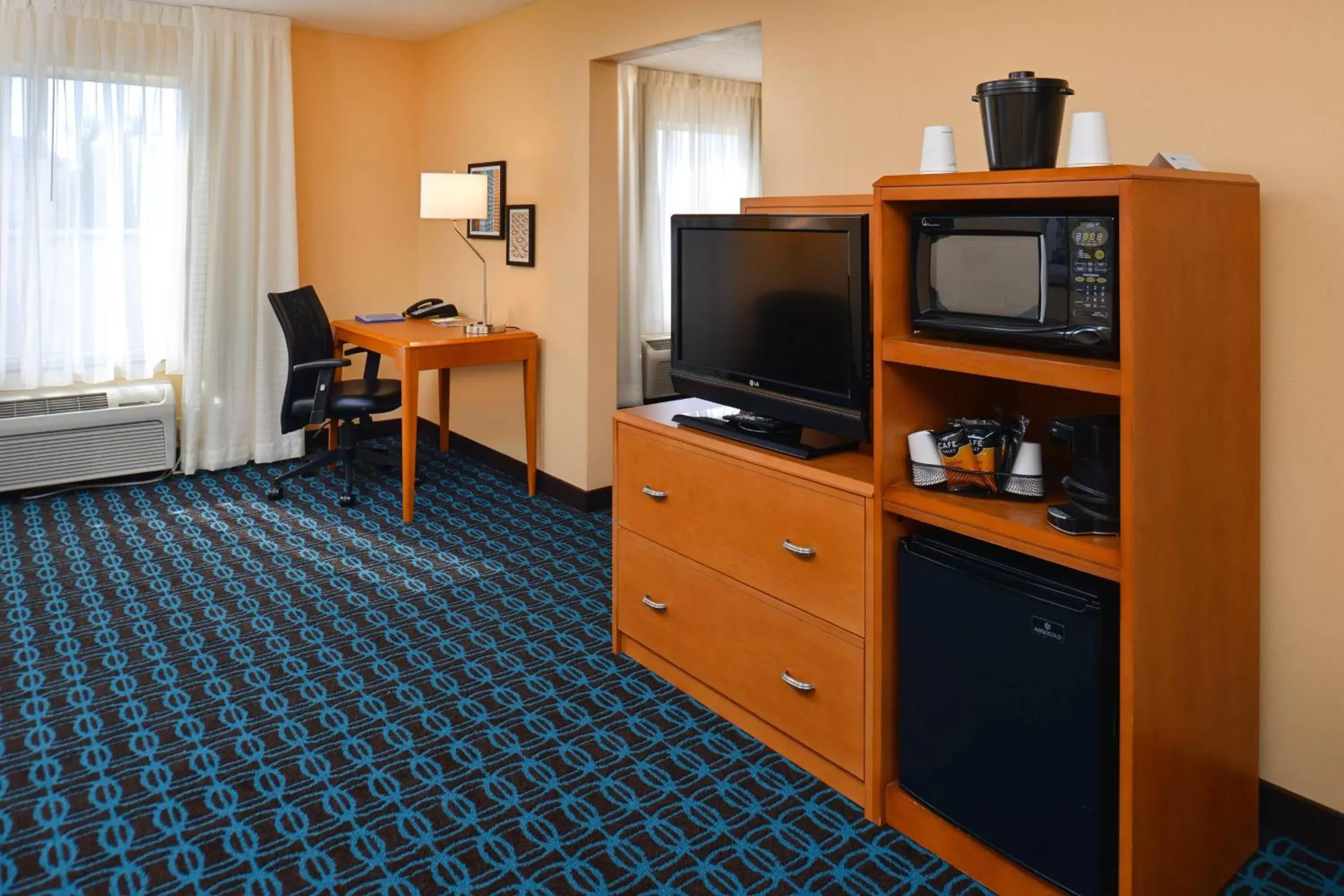 Photo of the whole room, TV/Entertainment Center in Fairfield Inn & Suites by Marriott Helena