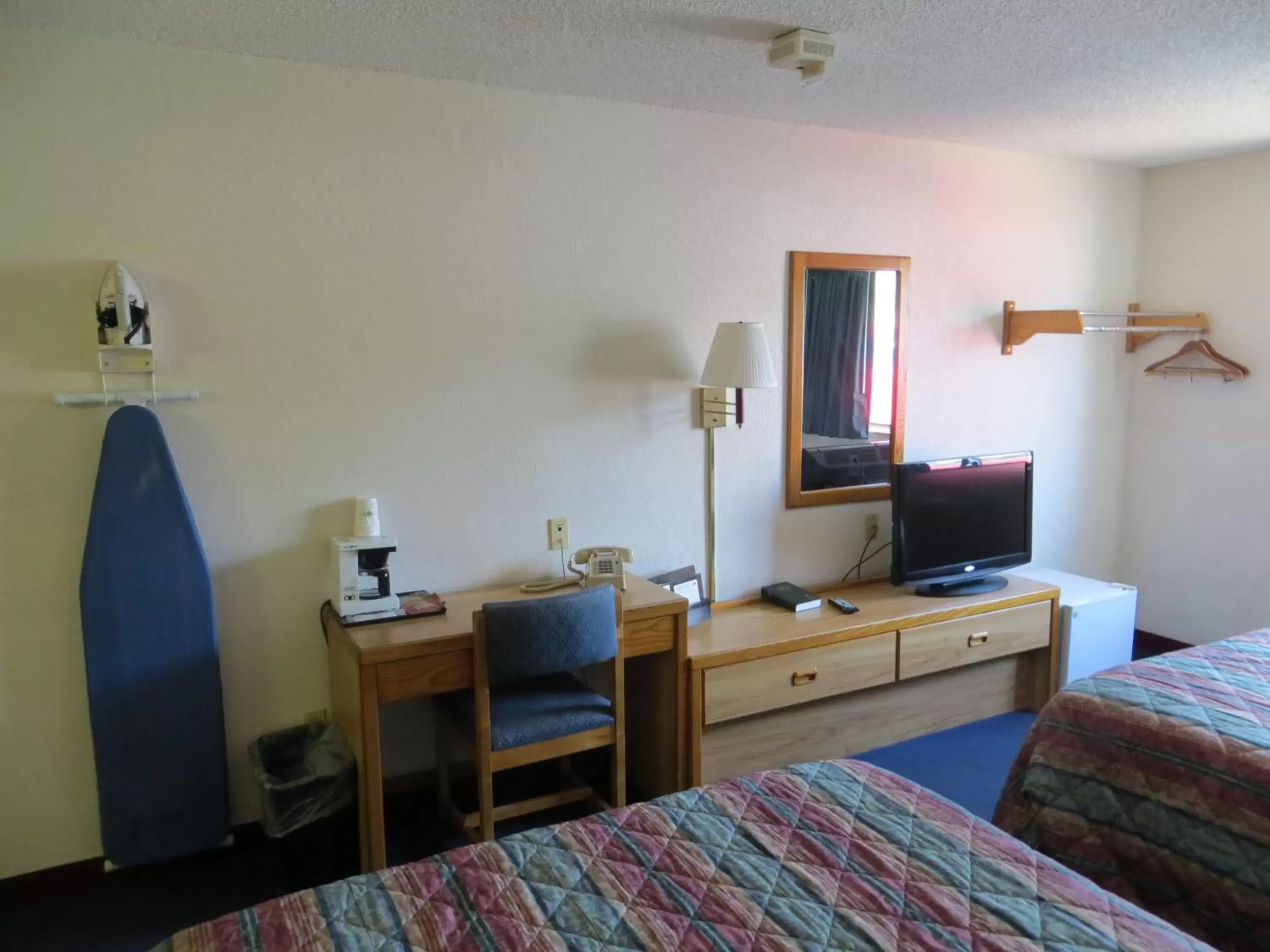 Photo of the whole room, Bed in Super 8 by Wyndham Hot Springs