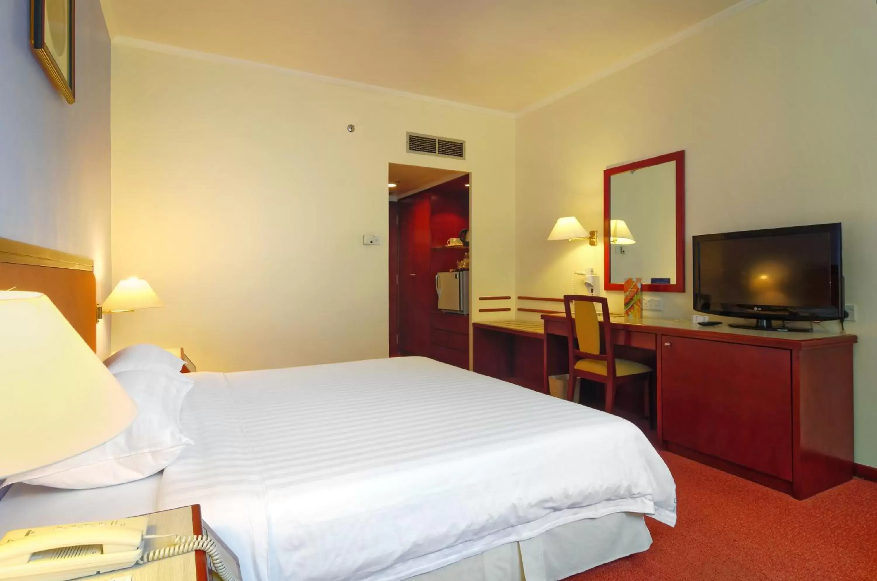 cot, Bed in Hotel Shangri-la Kota Kinabalu