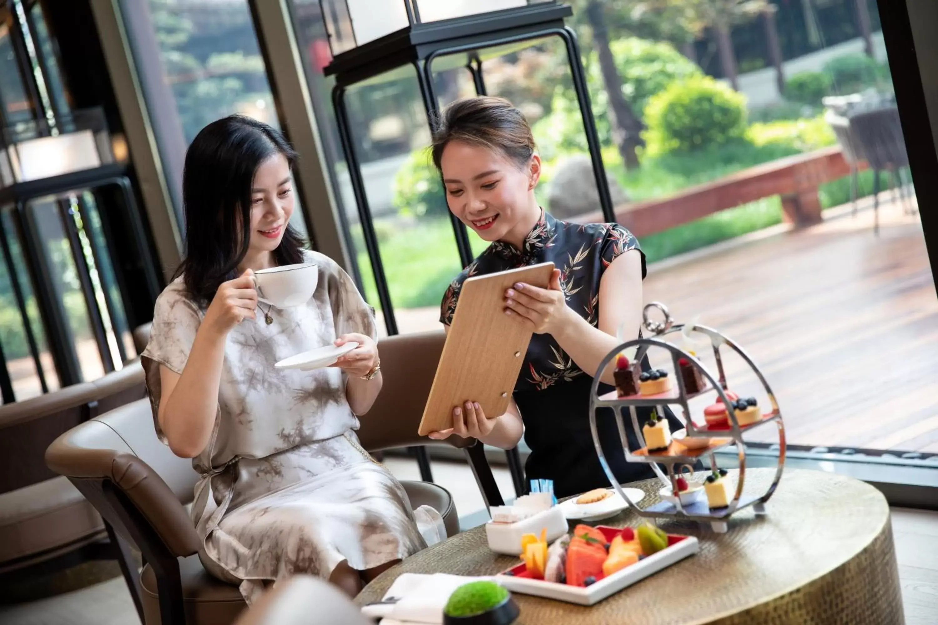 Lounge or bar in HUALUXE Xi'an Tanghua by IHG Lounge or bar in HUALUXE Xi'an Tanghua by IHG