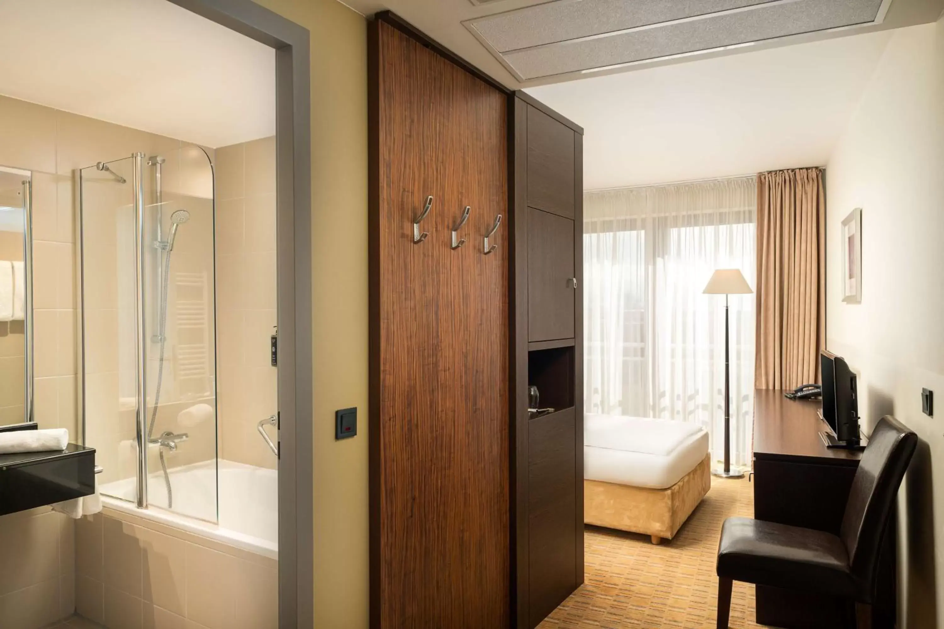 Bedroom, Bathroom in The Rilano Hotel Hamburg