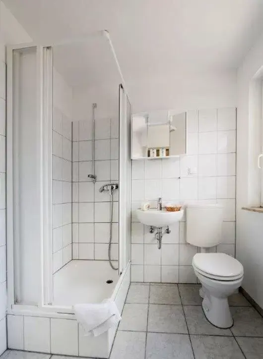 Bathroom in Hotel Goldener Hahn