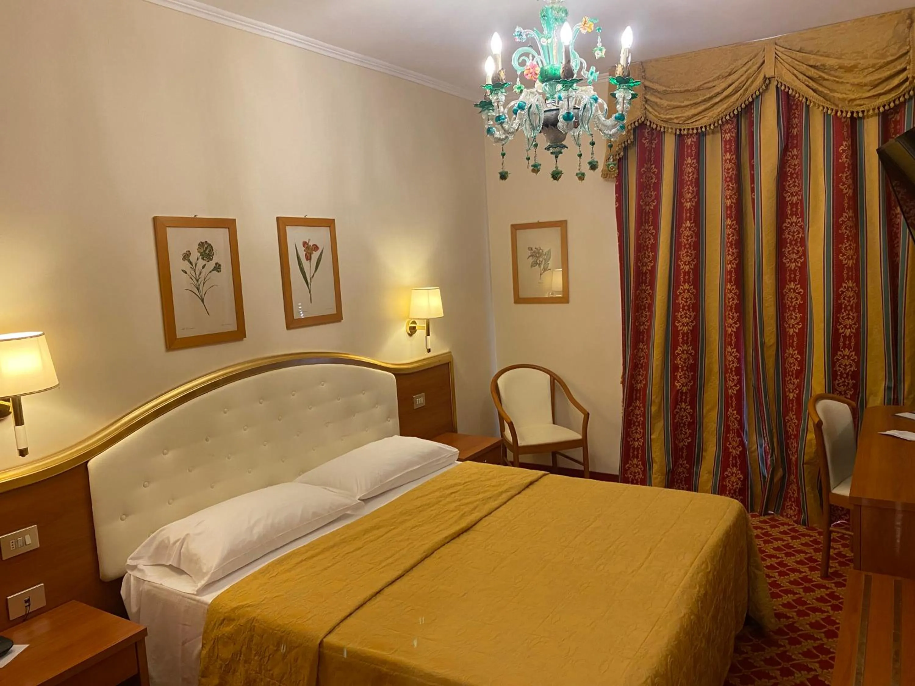 Bedroom, Bed in Hotel Milan Speranza Au Lac