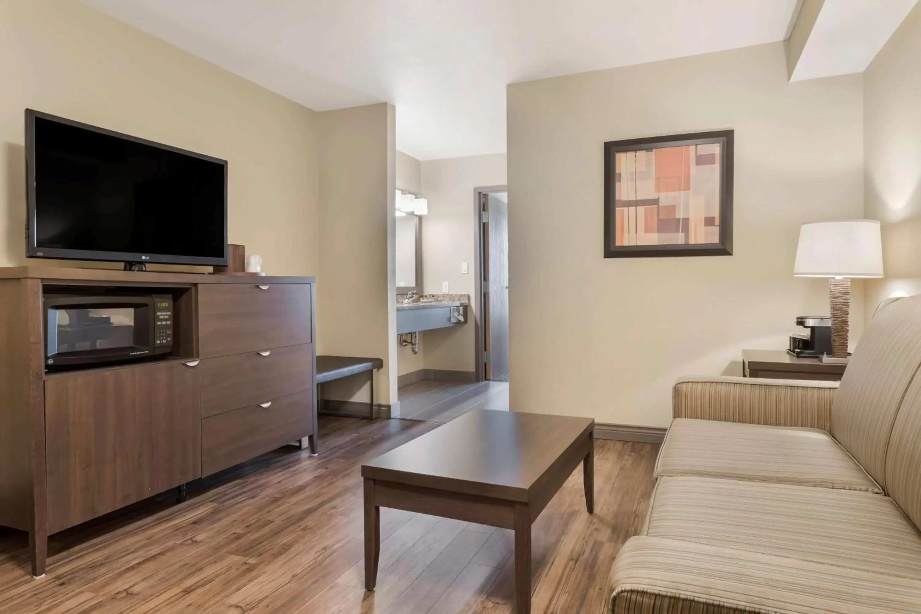 Bedroom, TV/Entertainment Center in BEST WESTERN PLUS Saint John Hotel & Suites