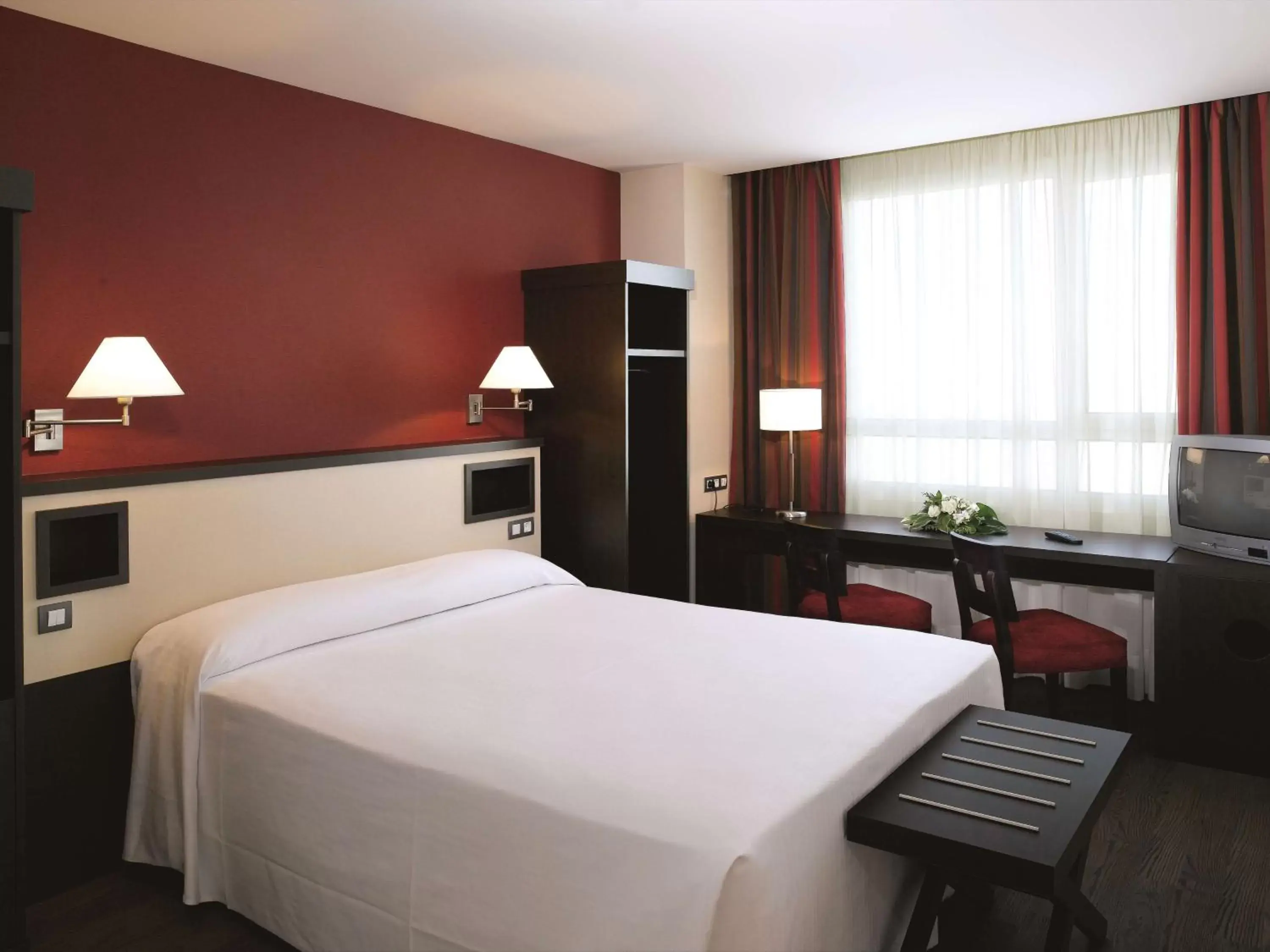 Photo of the whole room, Bed in Sercotel Sant Boi