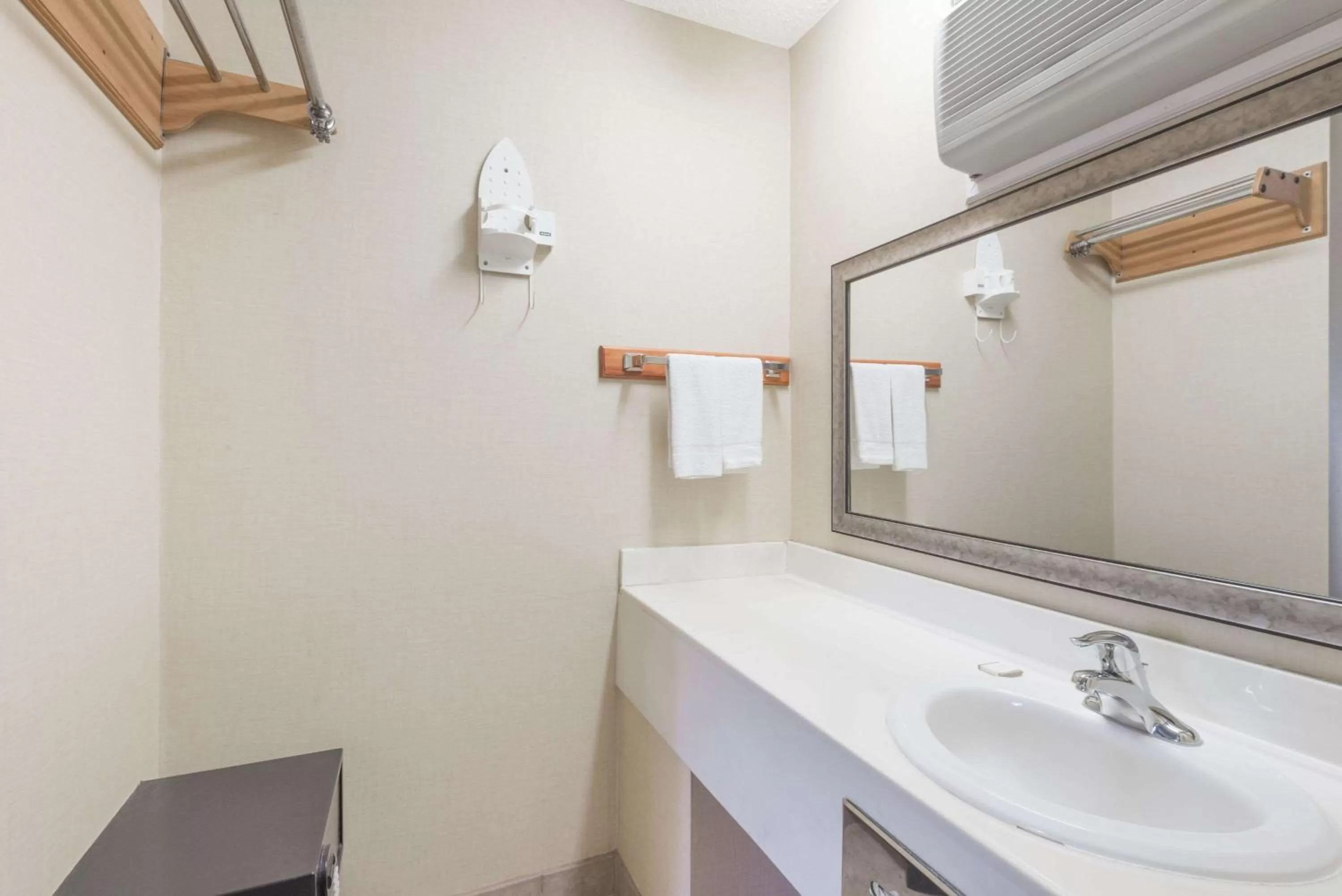 Bathroom in Howard Johnson by Wyndham Rocky Hill