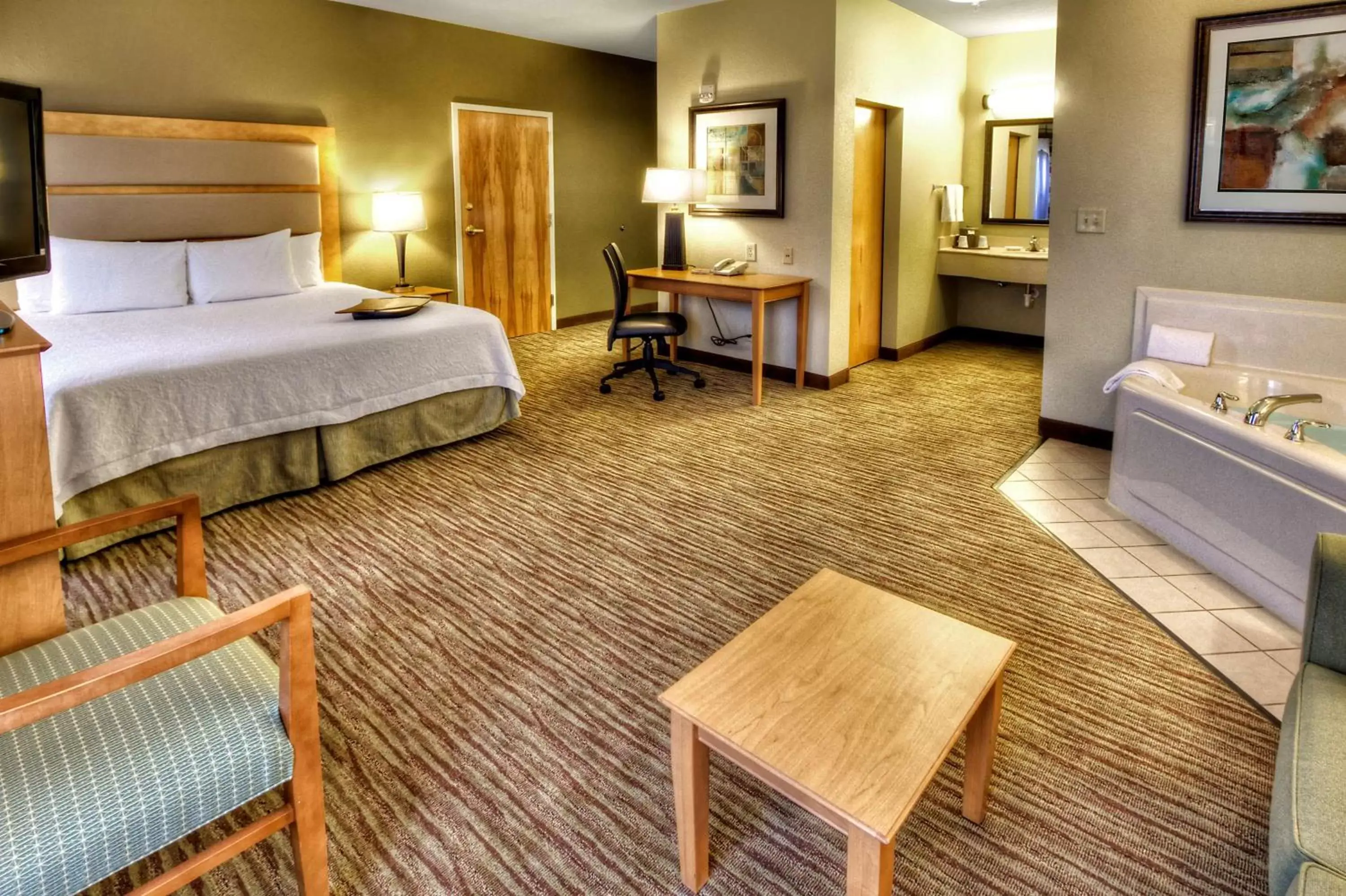 Bed in Hampton Inn & Suites Kalamazoo-Oshtemo