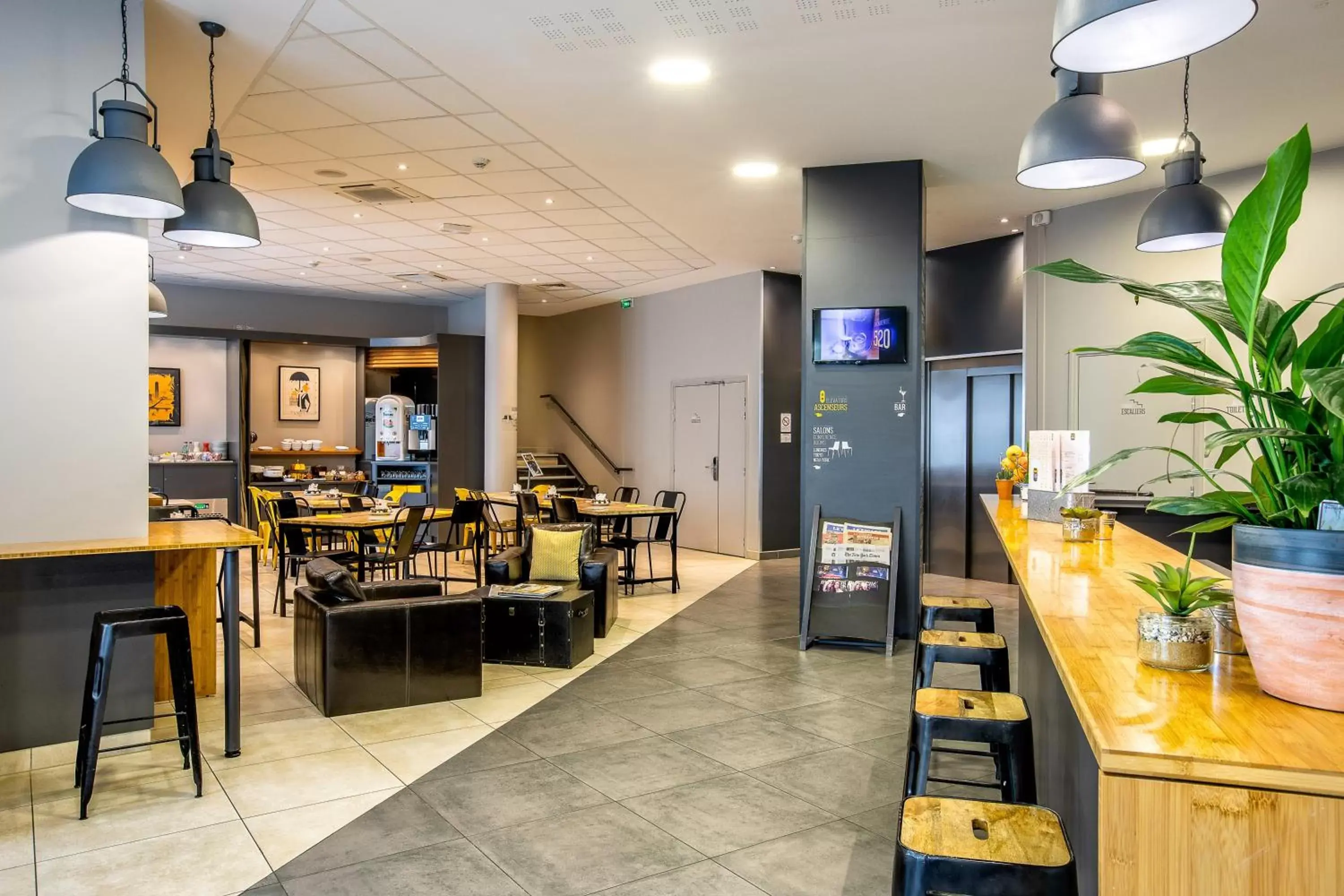 Lobby or reception, Restaurant/Places to Eat in Best Western Plus Suitcase Paris La Défense