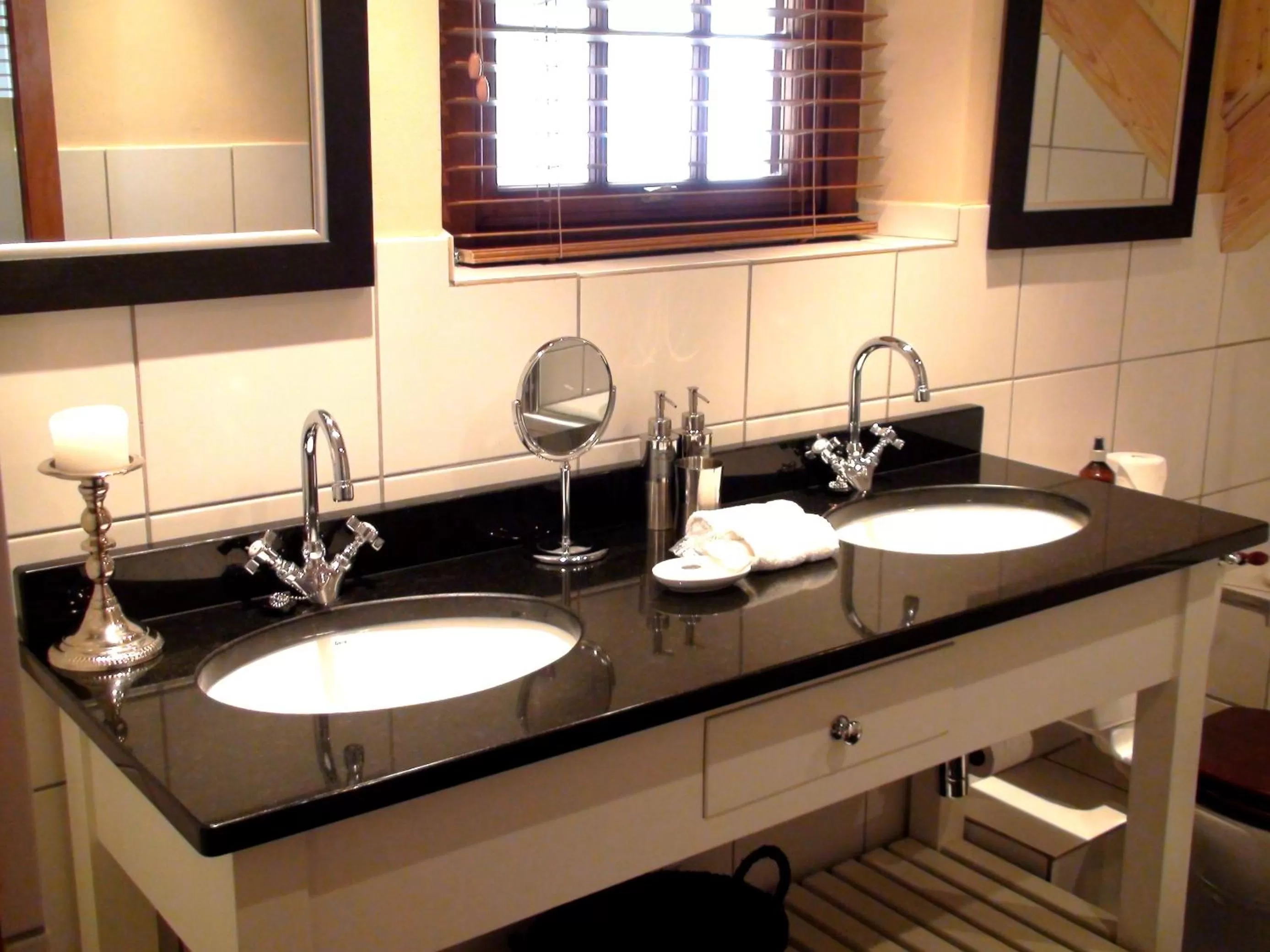 Bathroom in De Hoek Manor