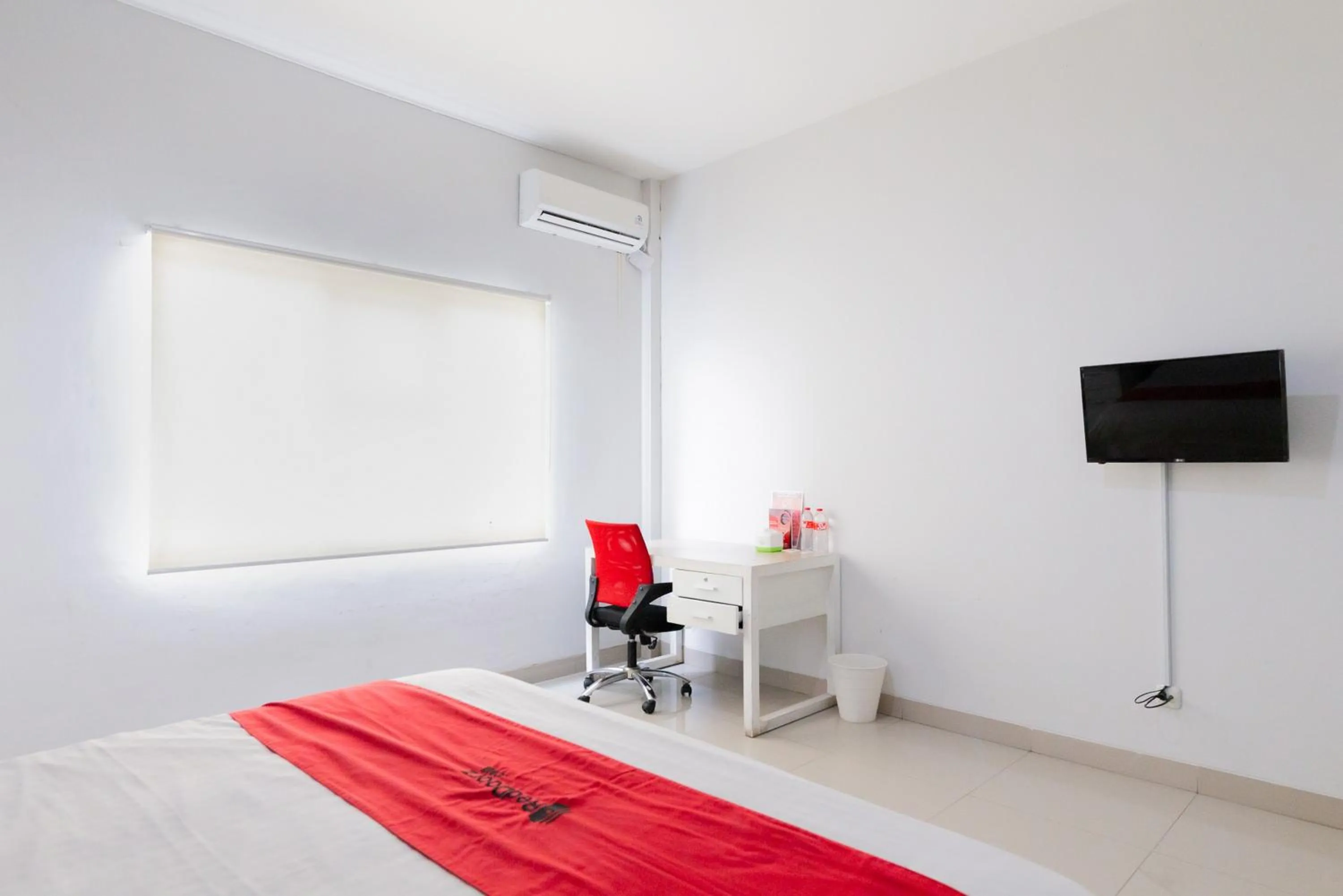 Bed in RedDoorz Plus near Living Plaza Jababeka