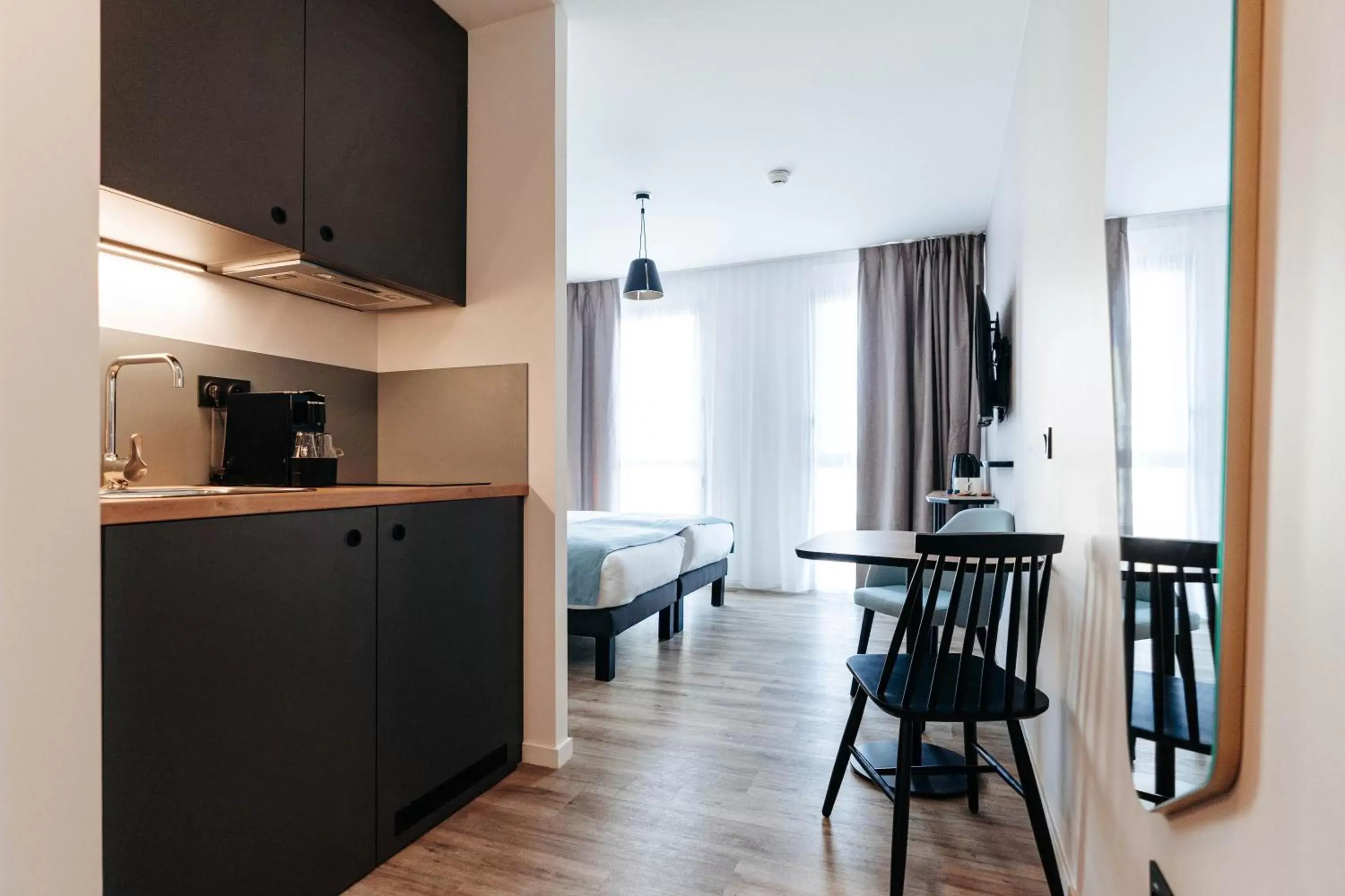 TV and multimedia, Kitchen/Kitchenette in Appart'City Collection Saint Germain en Laye