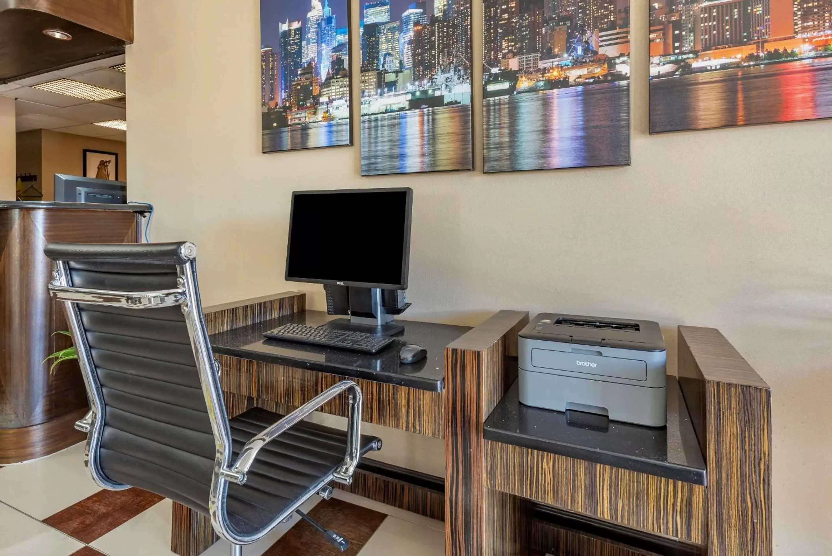 On site, TV/Entertainment Center in Comfort Inn Edgewater on Hudson River