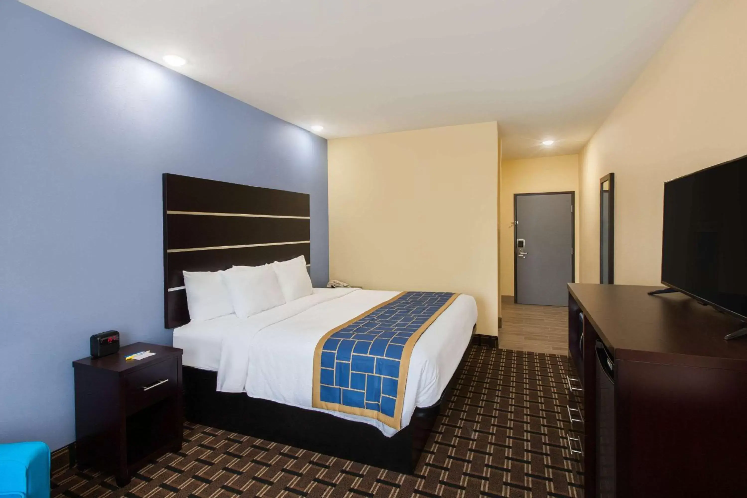 Photo of the whole room, Bed in Days Inn by Wyndham Baton Rouge Airport