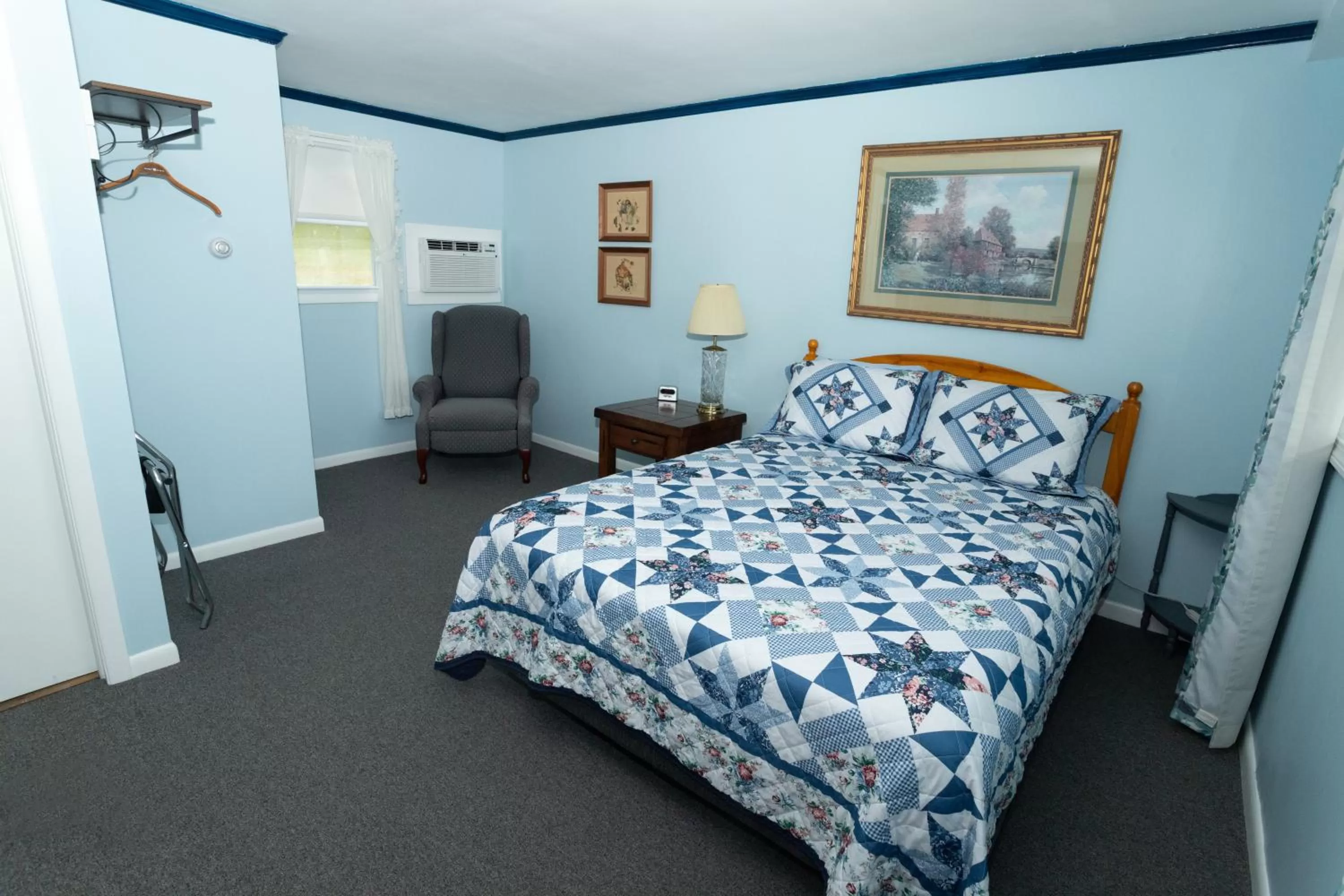 Bed in Governor's Rock Motel