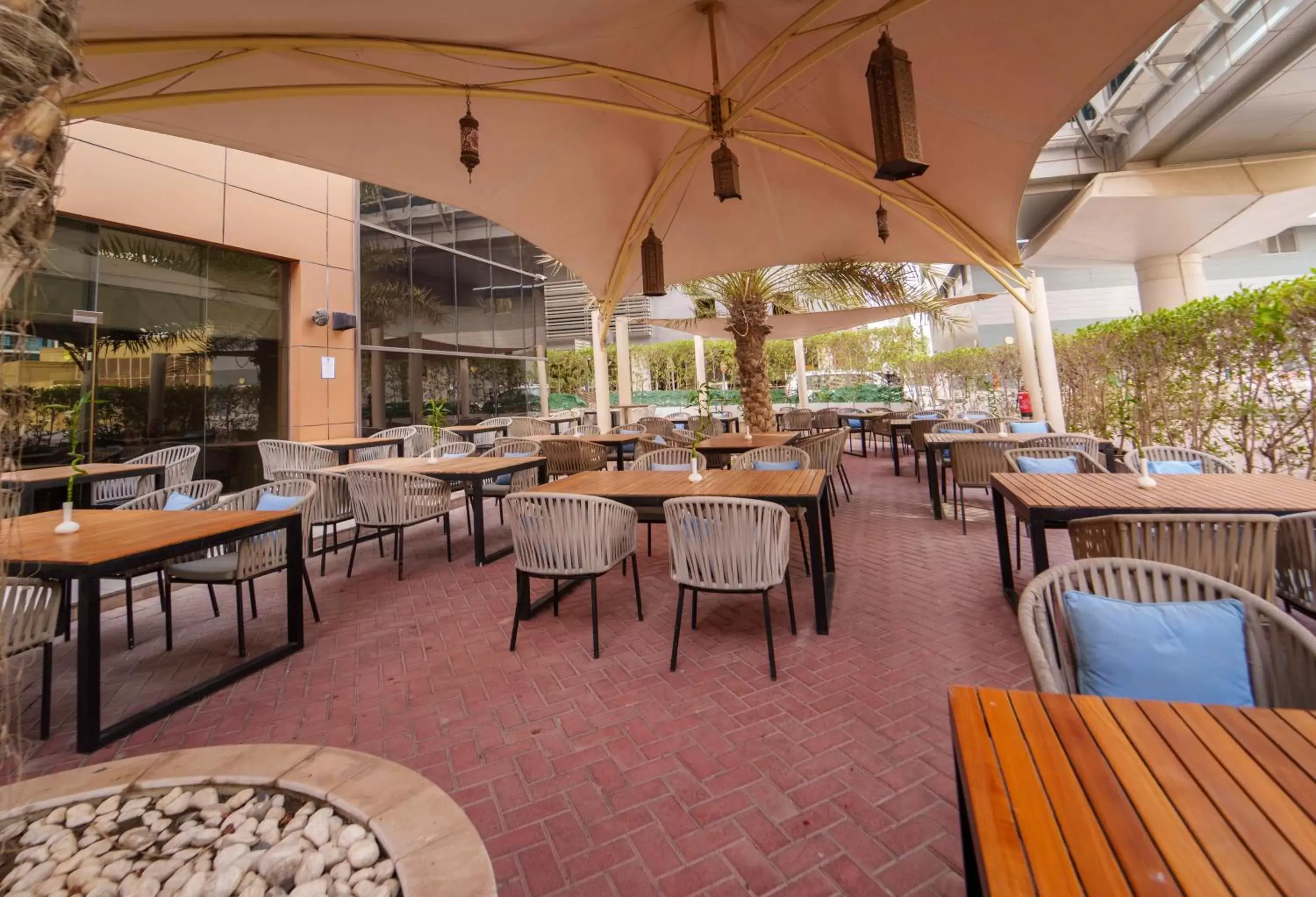 Restaurant/Places to Eat in Mercure Dubai Barsha Heights Hotel Suites