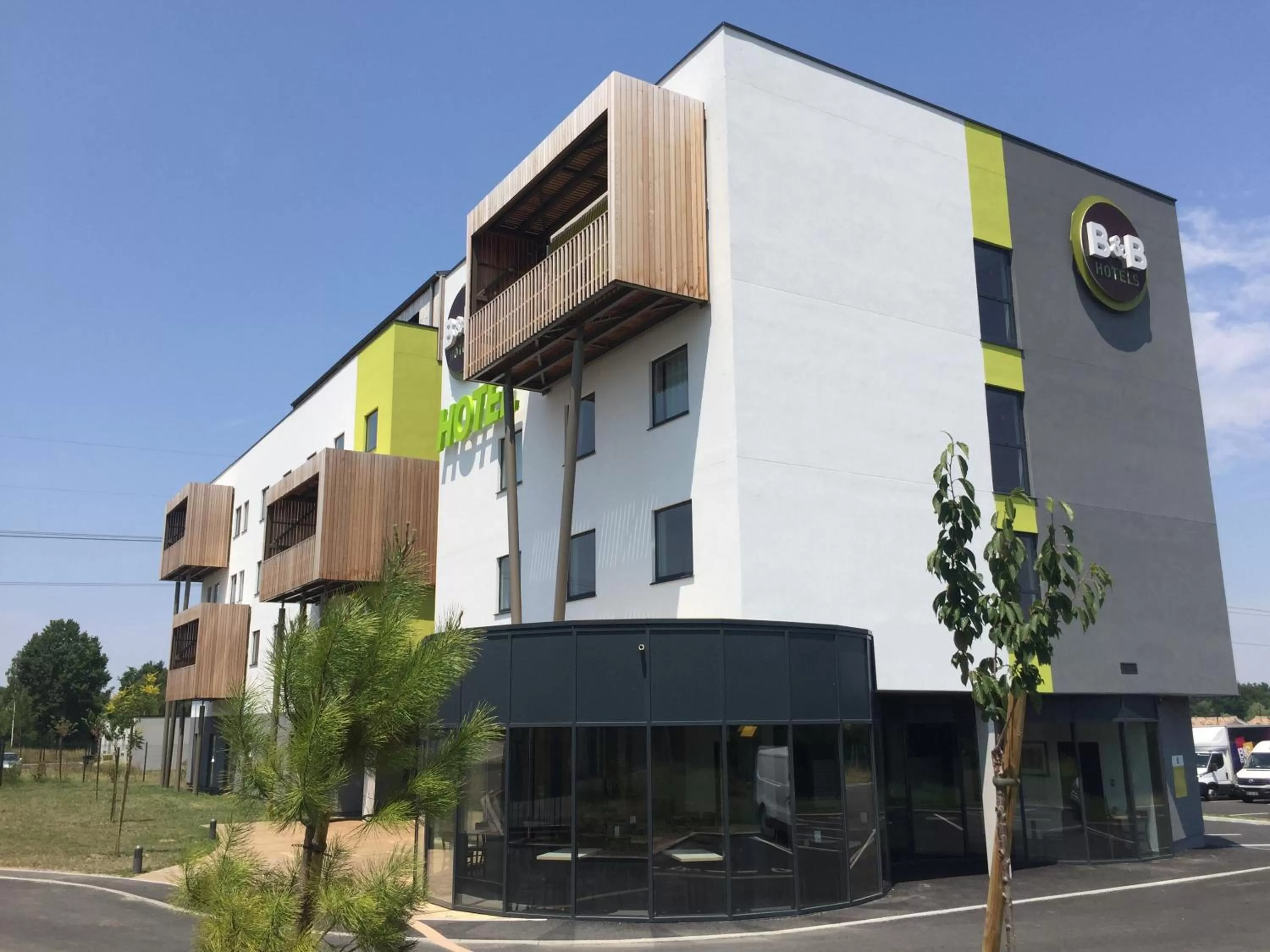 Patio, Property Building in B&B HOTEL Bordeaux Est