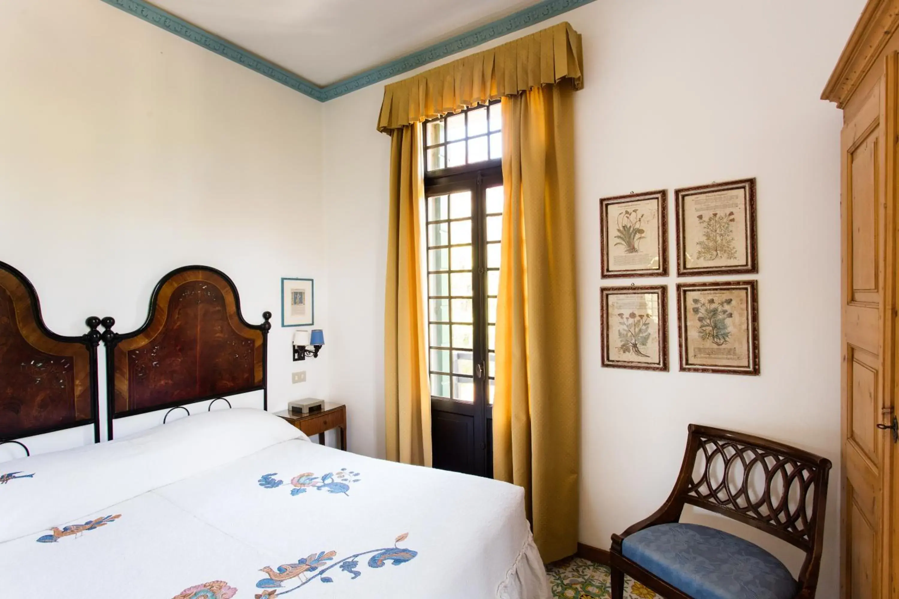 Photo of the whole room, Bed in Residenza d'Epoca Albergo Quattro Fontane