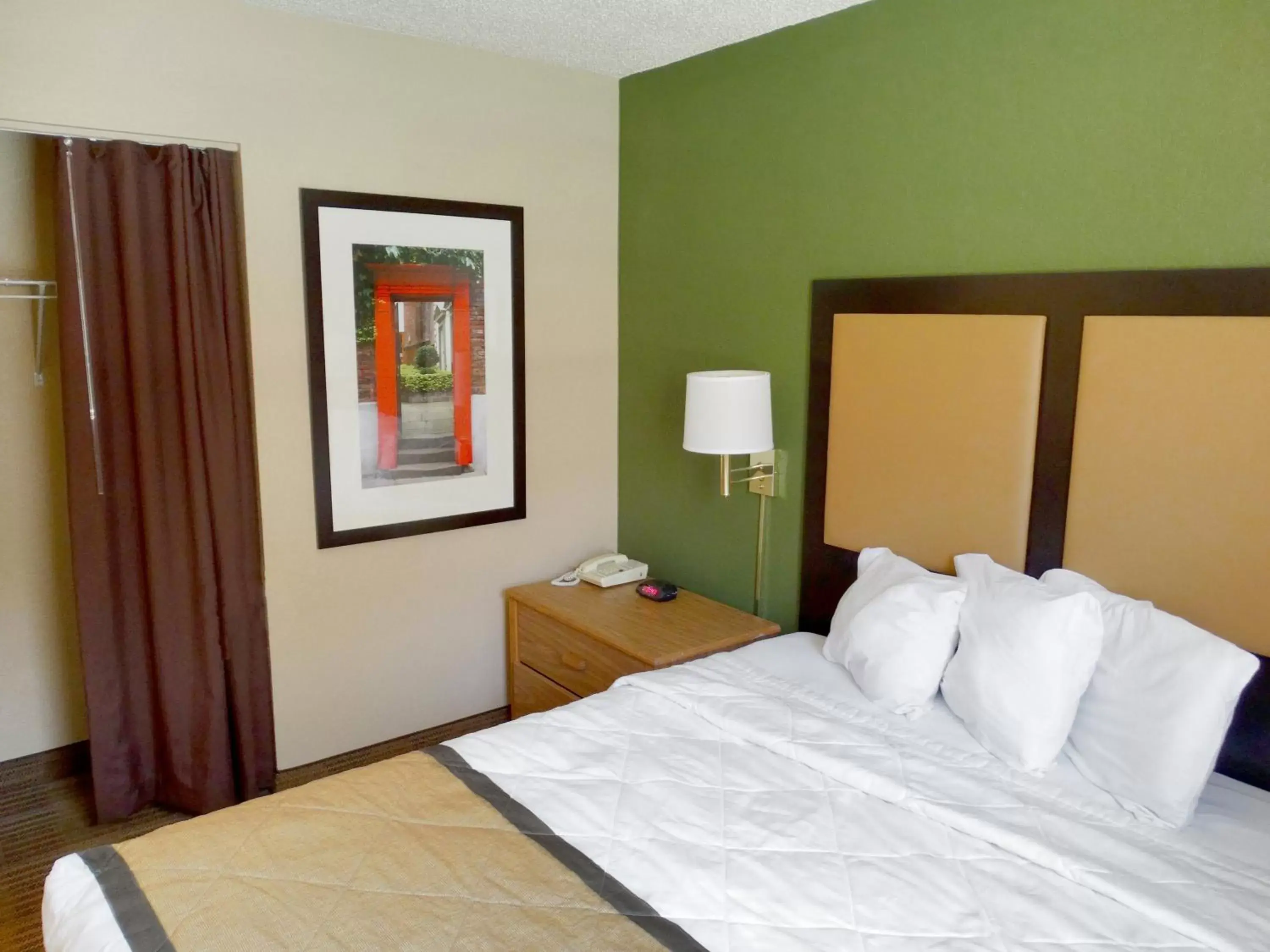 Bed in Extended Stay America Suites - Kansas City - Airport - Tiffany Springs