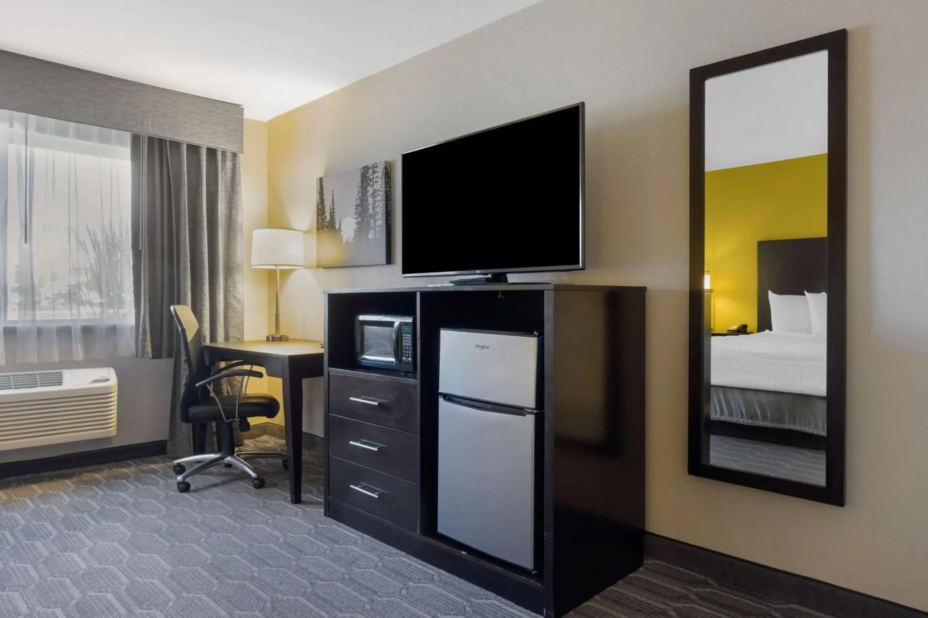 Bedroom, TV/Entertainment Center in Best Western Plus Wenatchee Downtown Hotel