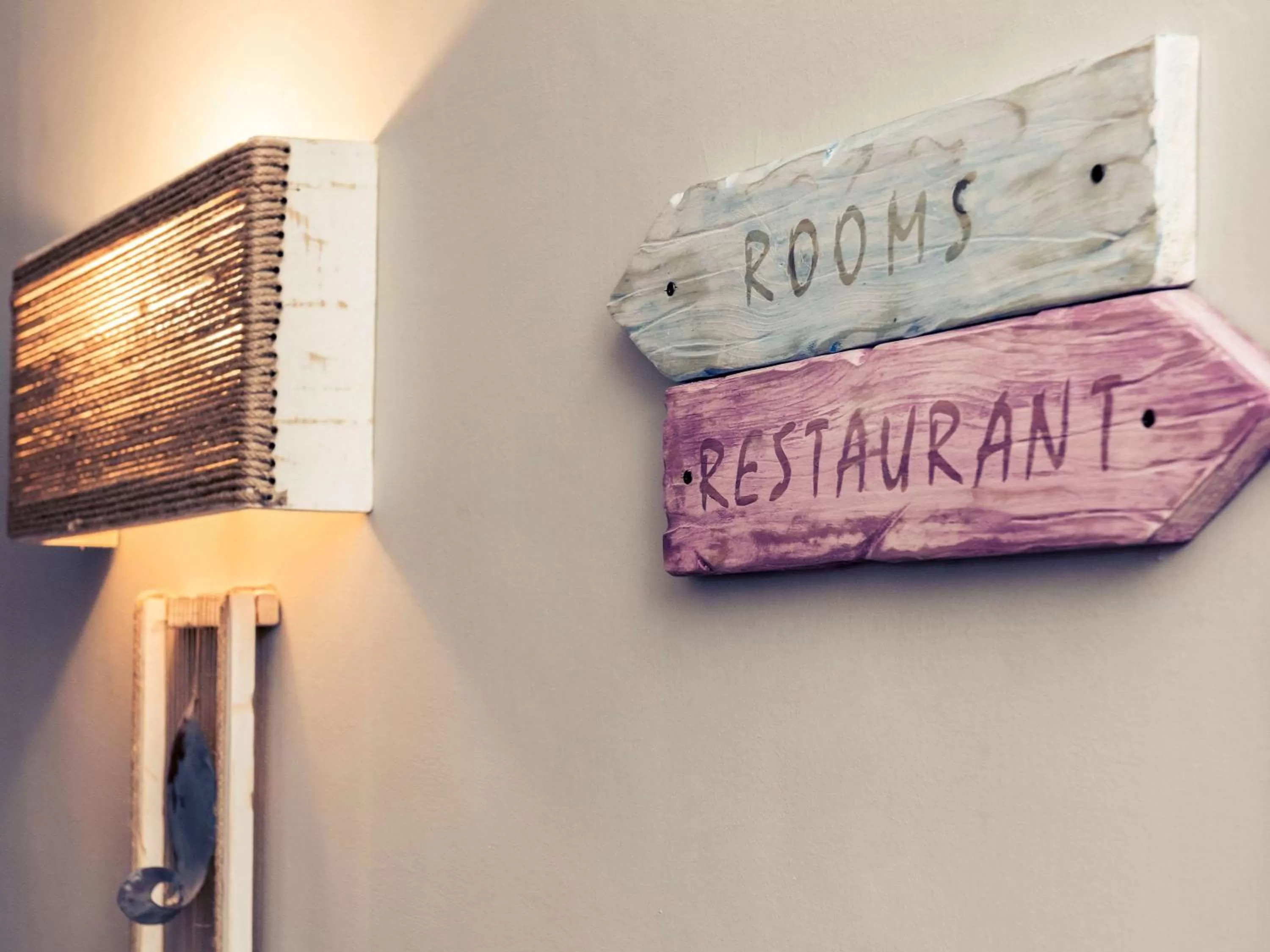 Restaurant/places to eat in Sunbay Park Hotel