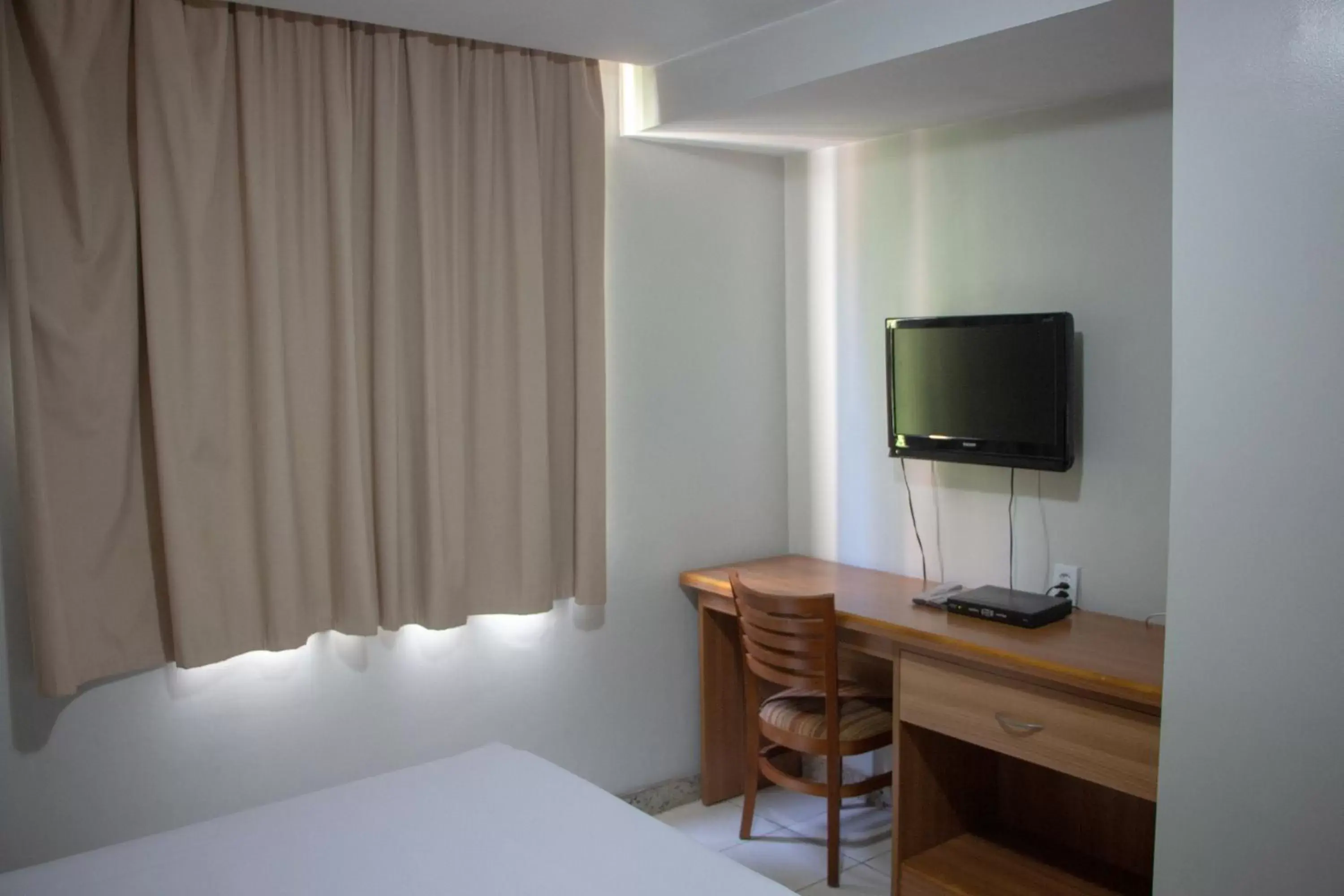 Bedroom, TV/Entertainment Center in Golden Park Rio de Janeiro Aeroporto