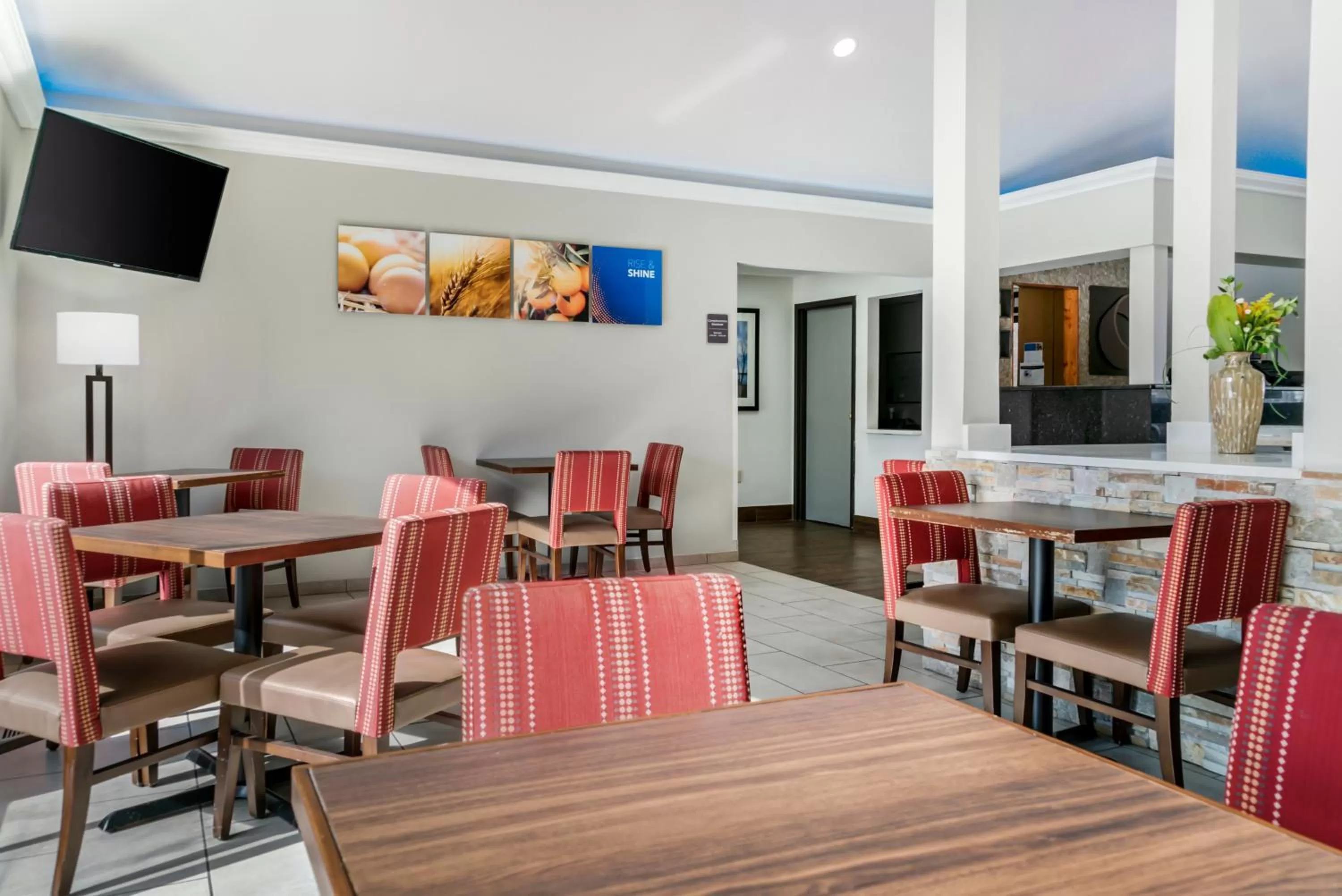 Communal lounge/ TV room in Comfort Inn East Oregon - Toledo