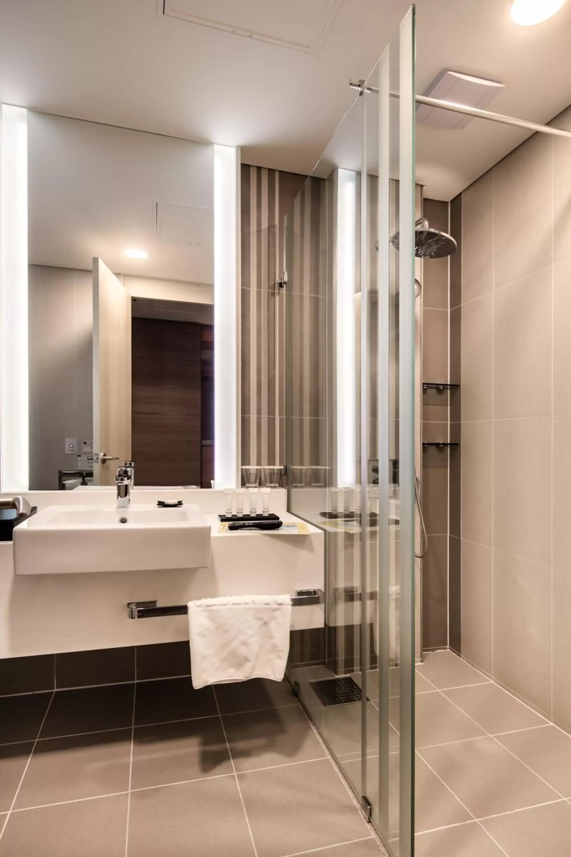Shower, Bathroom in Golden Tulip Incheon Airport Hotel