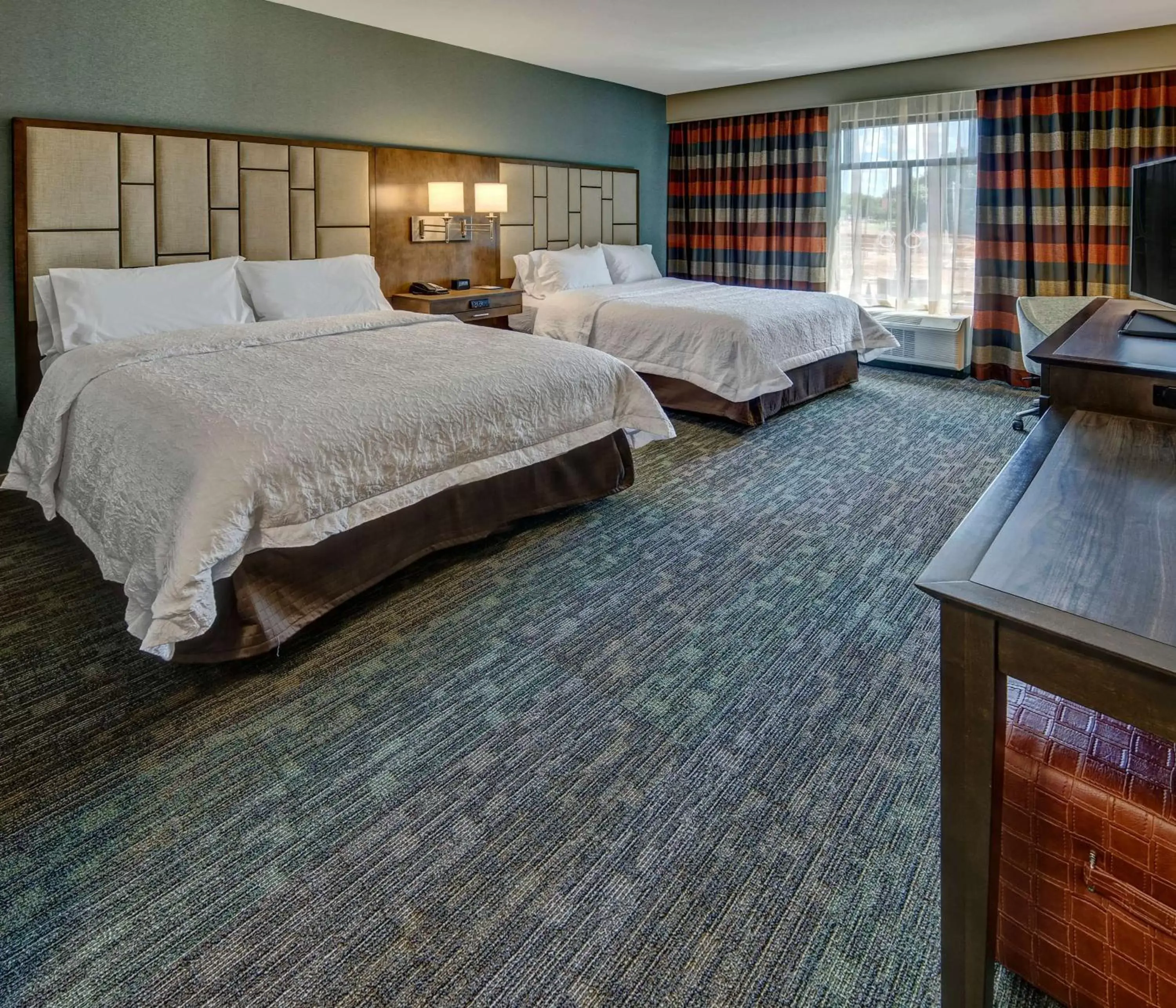 Bed in Hampton Inn & Suites Memphis Germantown