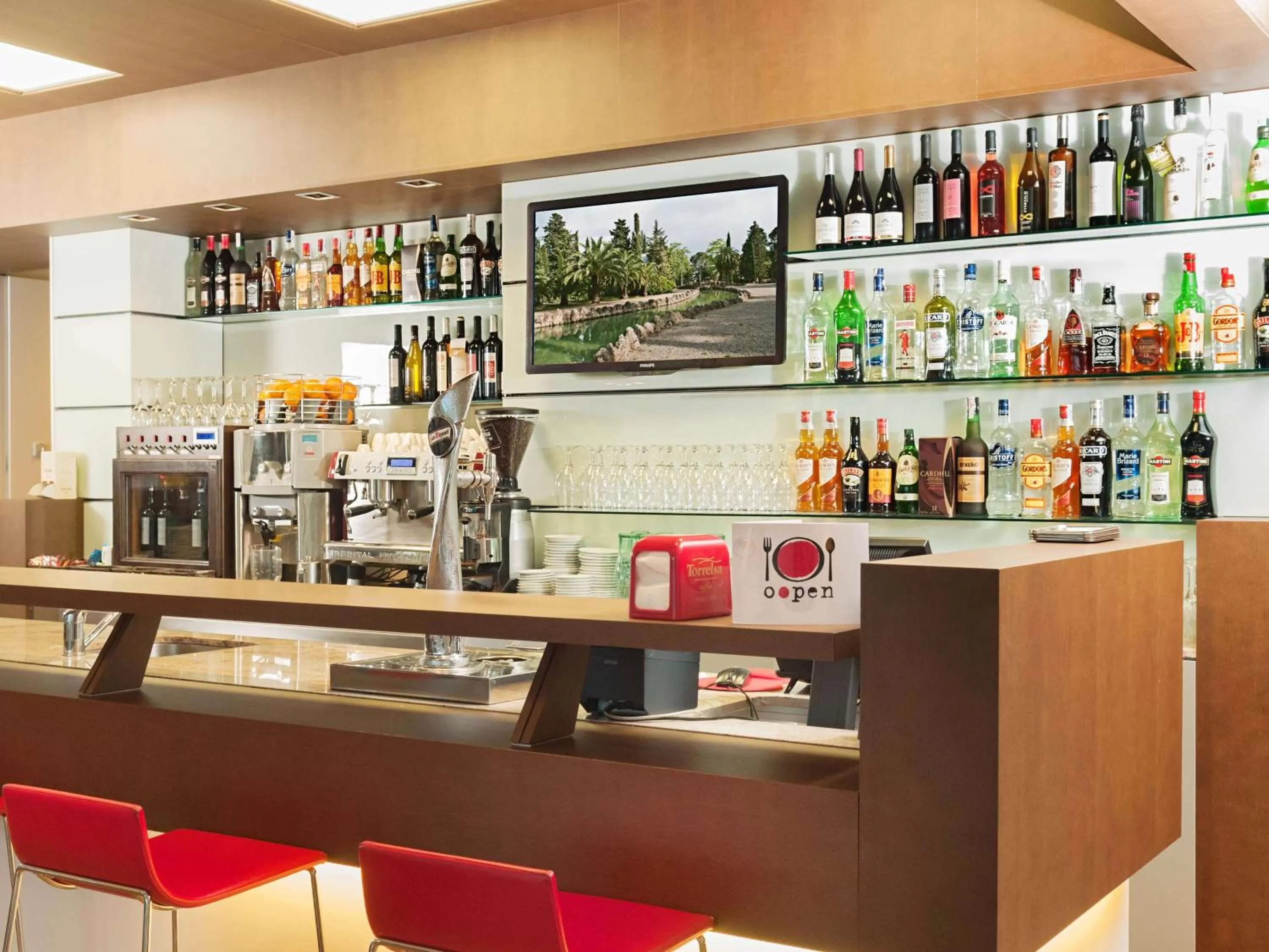 Lounge or bar in Ibis Lleida