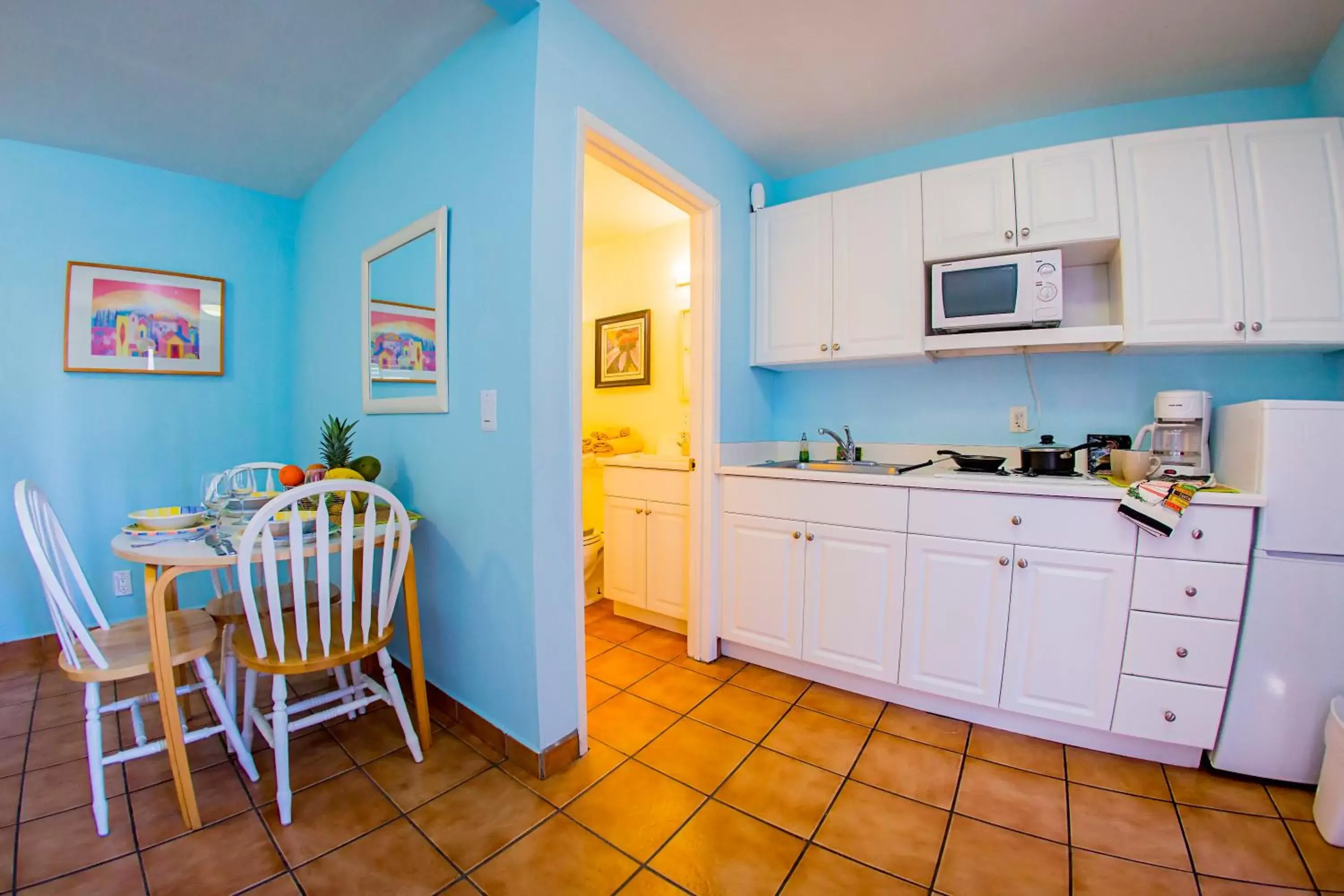 Bathroom, Kitchen/Kitchenette in Leucadia Beach Inn