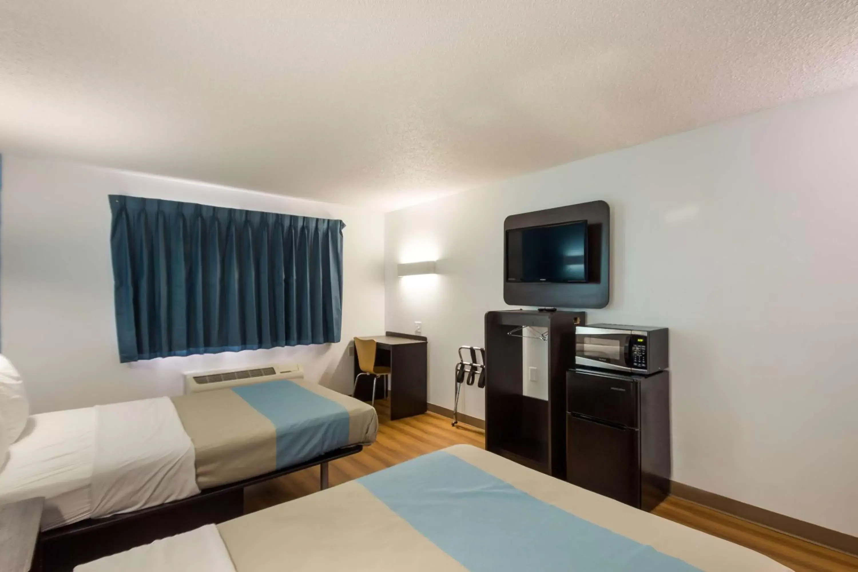 TV and multimedia, Bed in Motel 6-Rothschild, WI TV and multimedia, Bed in Motel 6-Rothschild, WI