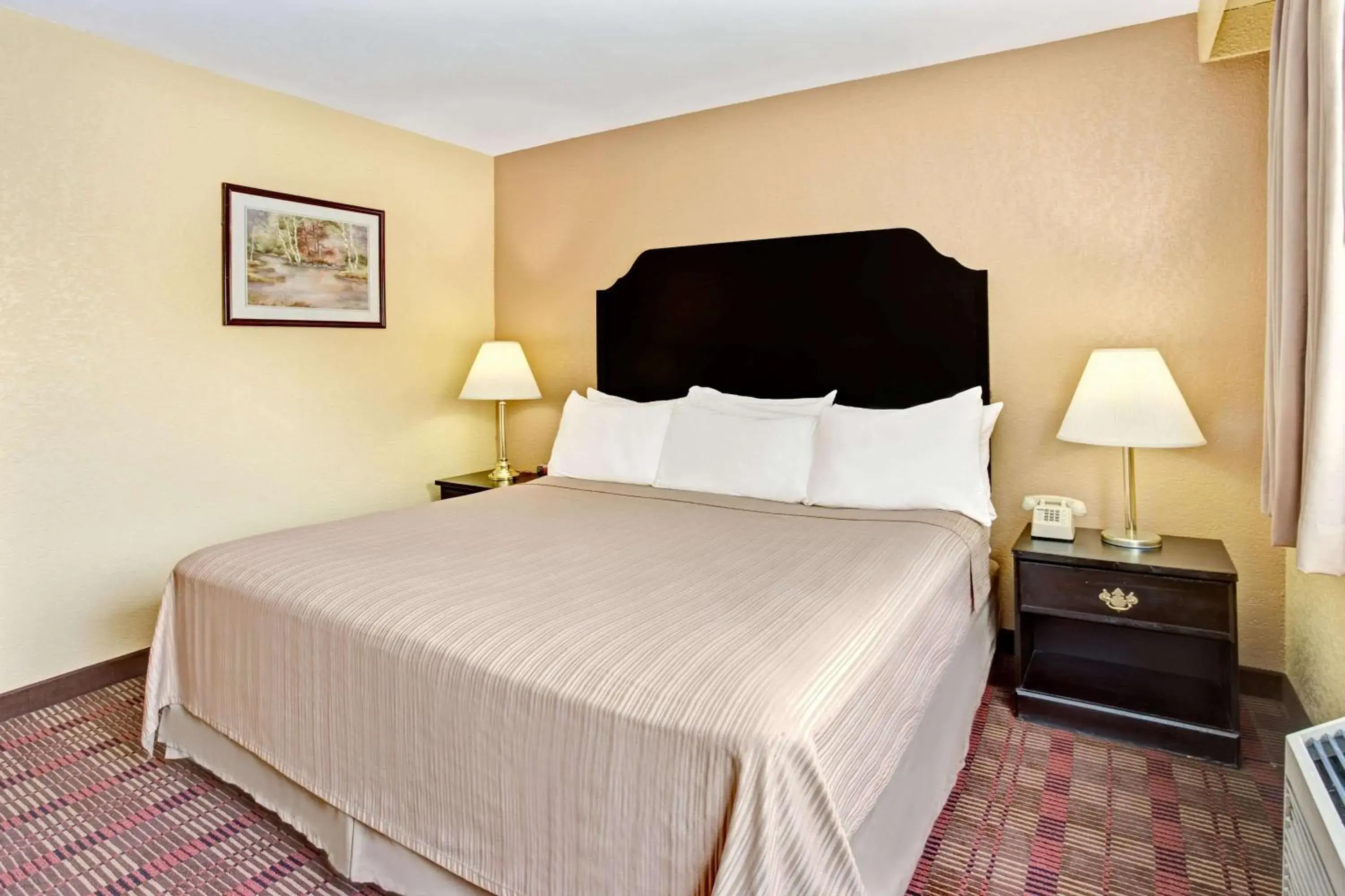 Photo of the whole room, Bed in Howard Johnson by Wyndham Pikesville