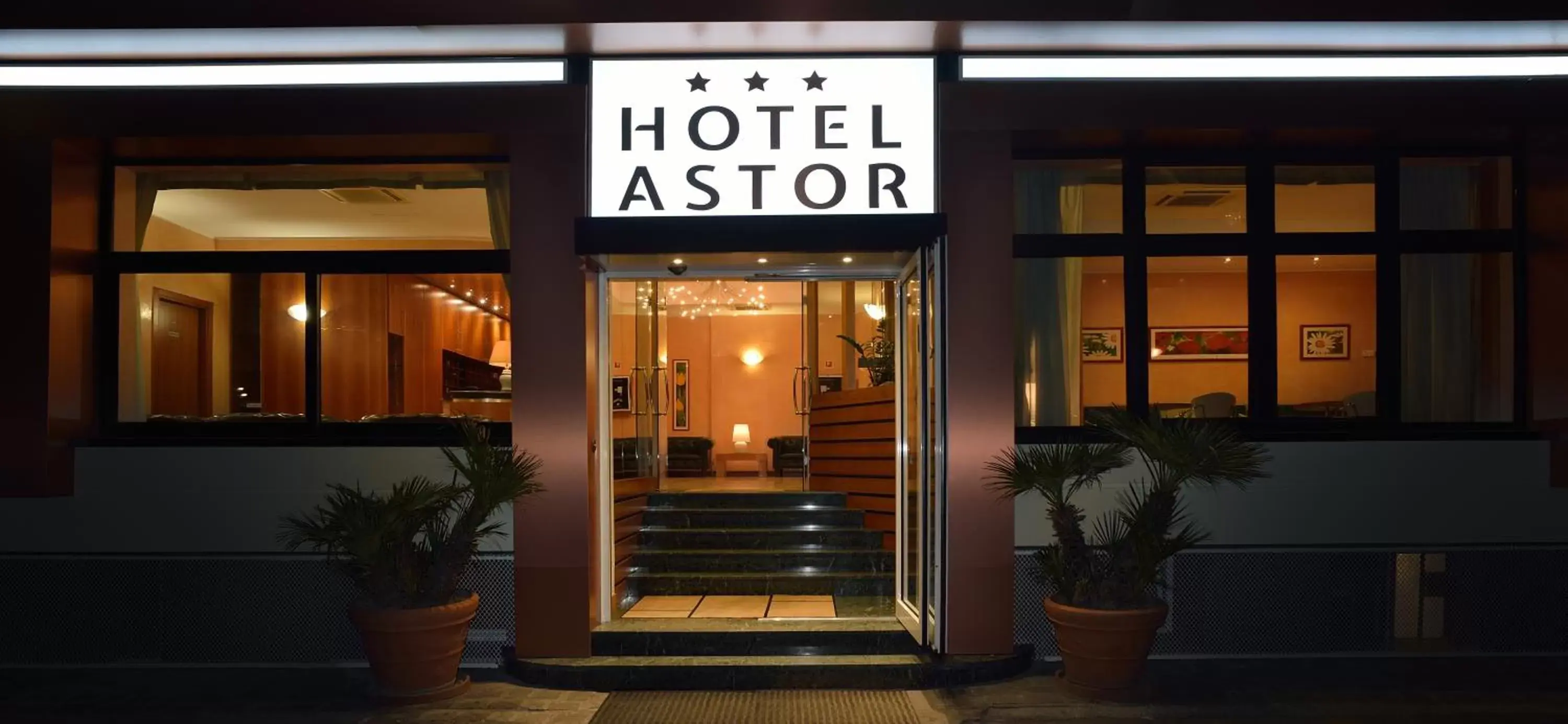 Facade/entrance in Astor Hotel