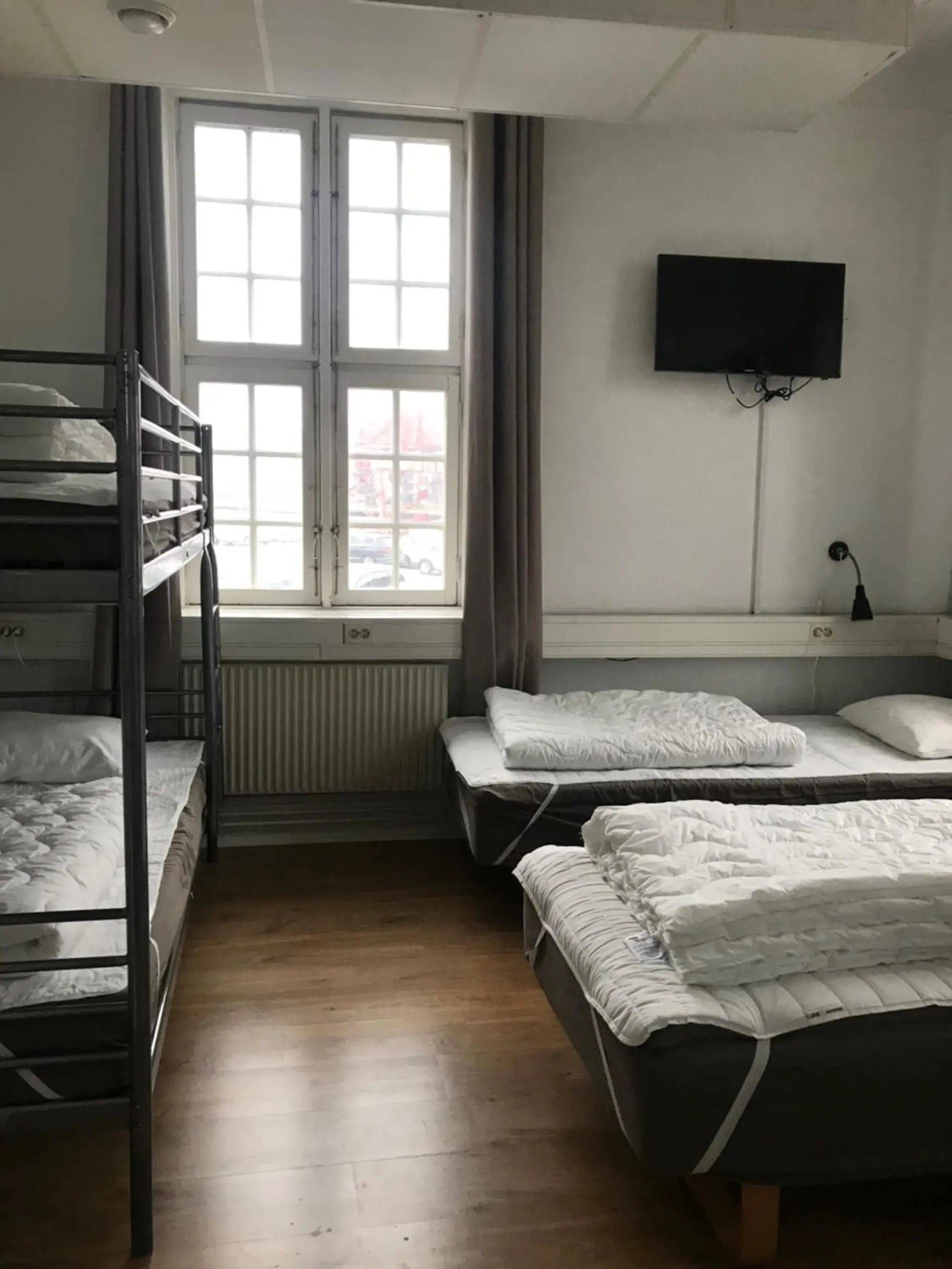 6-Bed Room with Shared Bathroom in Halmstad Hotell & Vandrarhem Kaptenshamn 6-Bed Room with Shared Bathroom in Halmstad Hotell & Vandrarhem Kaptenshamn