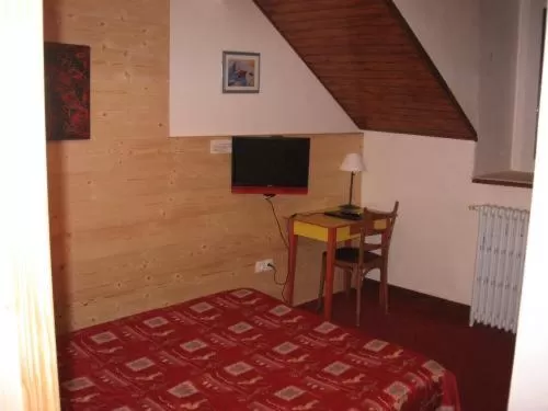 Photo of the whole room, TV/Entertainment Center in Hôtel du Centre