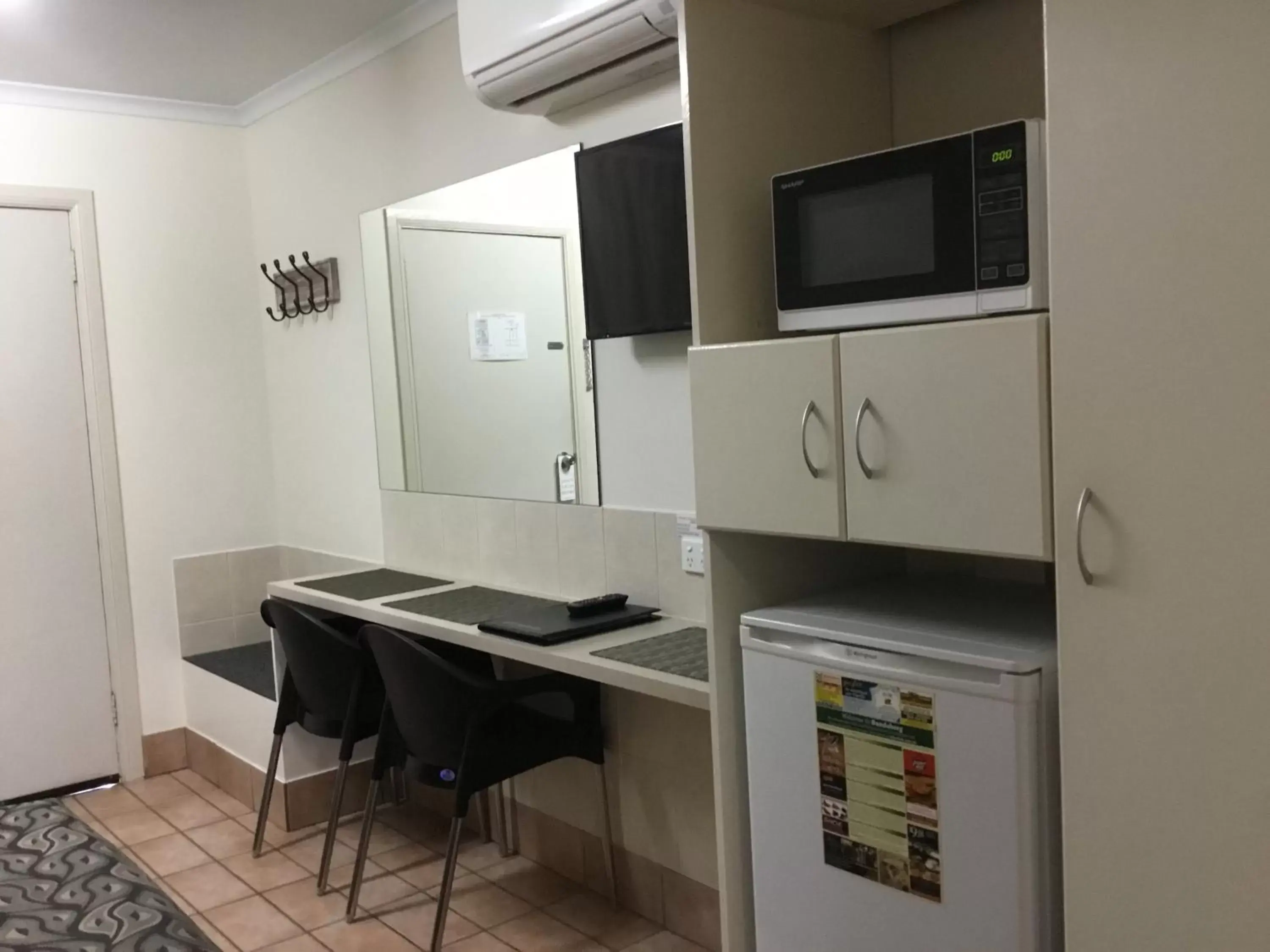 Kitchen/Kitchenette in Golden Palms Motor Inn