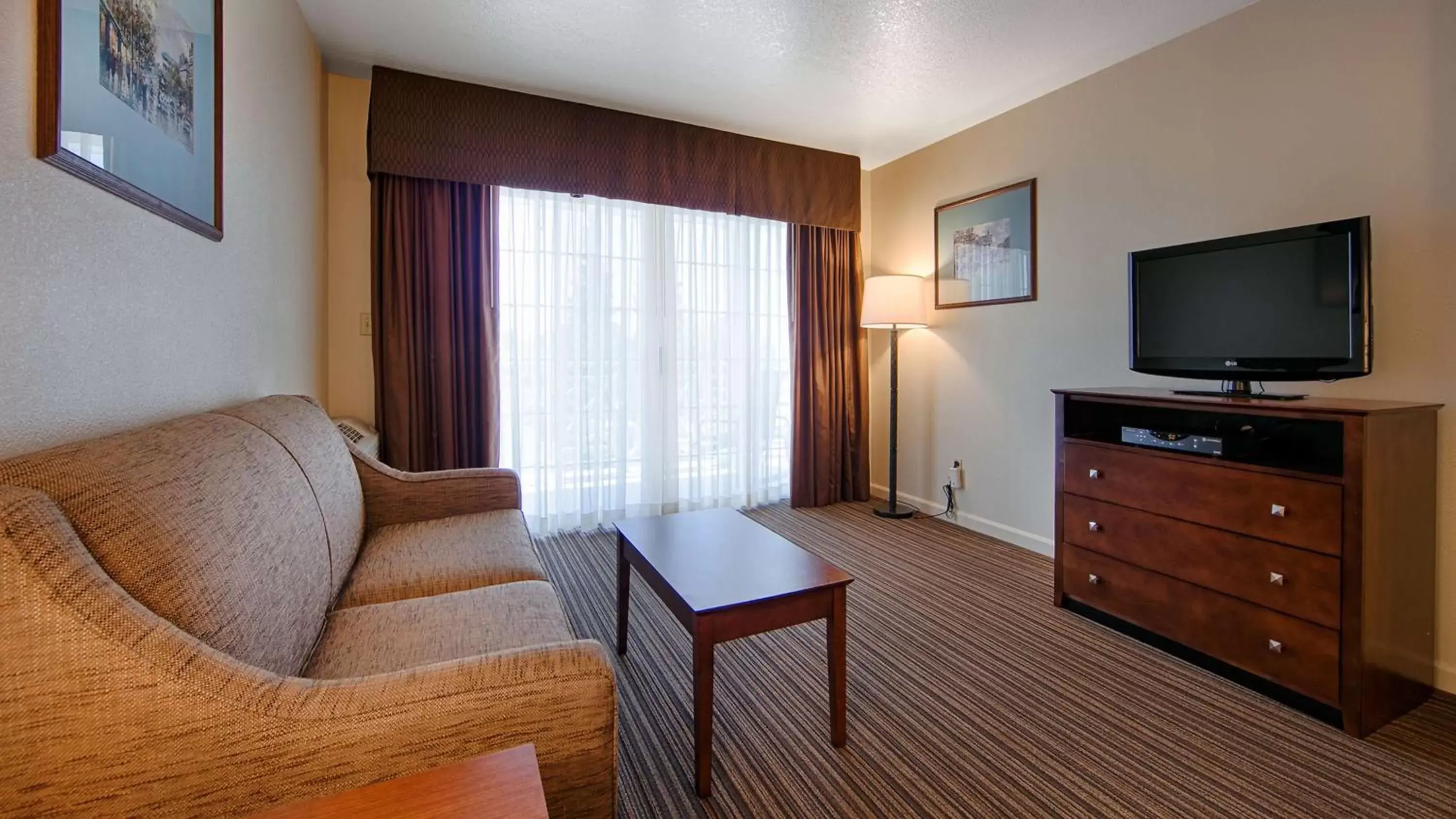 Photo of the whole room, TV/Entertainment Center in Best Western Capital City Inn