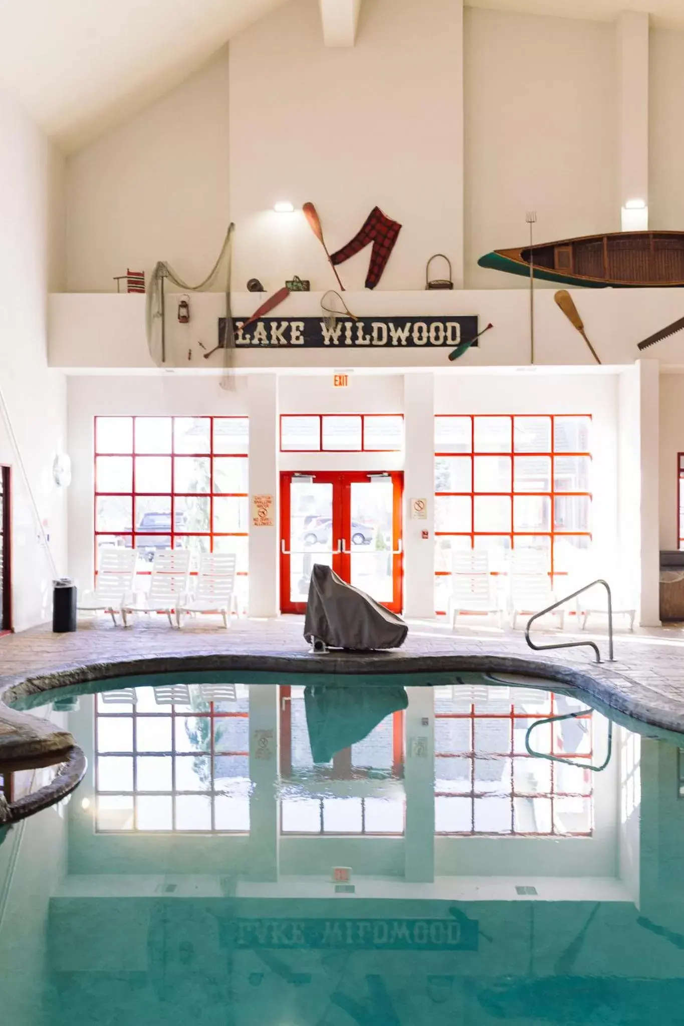 Swimming pool in Wildwood Lodge & Suites